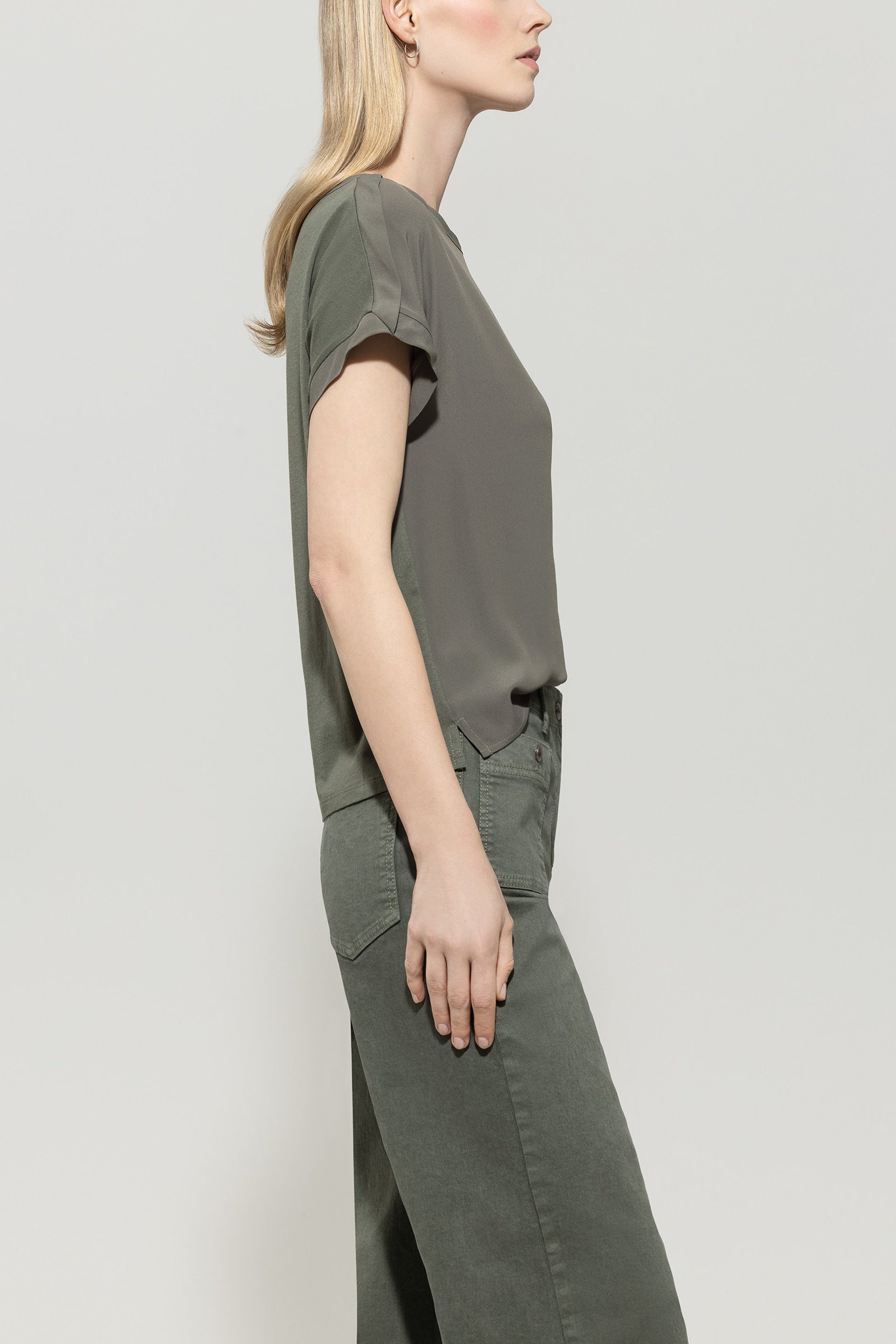 Shirt aus Seiden-Mix - cool khaki - Standard | Model Seite