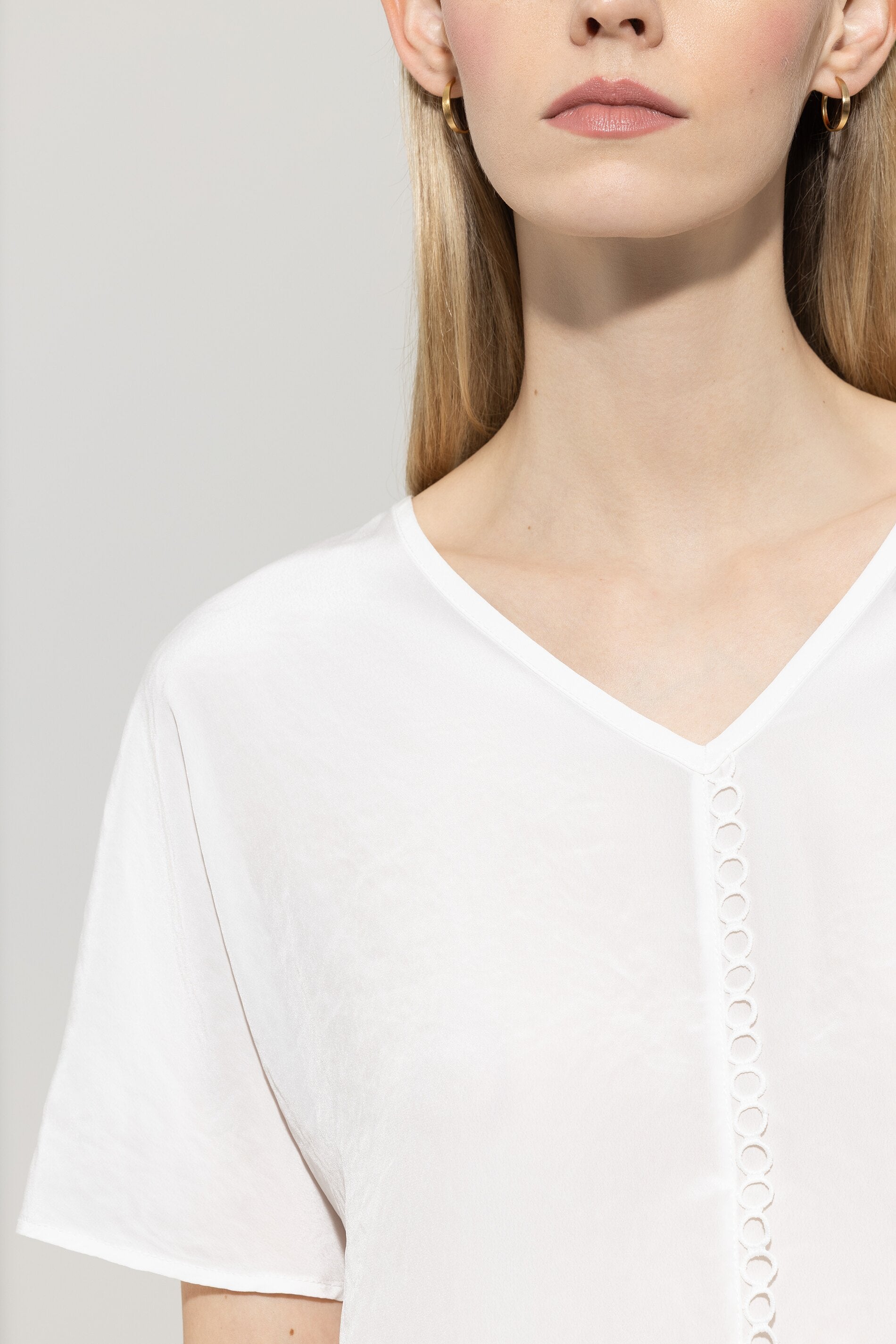 Shirt mit V-Neck - off white - mit Band | Model Detail