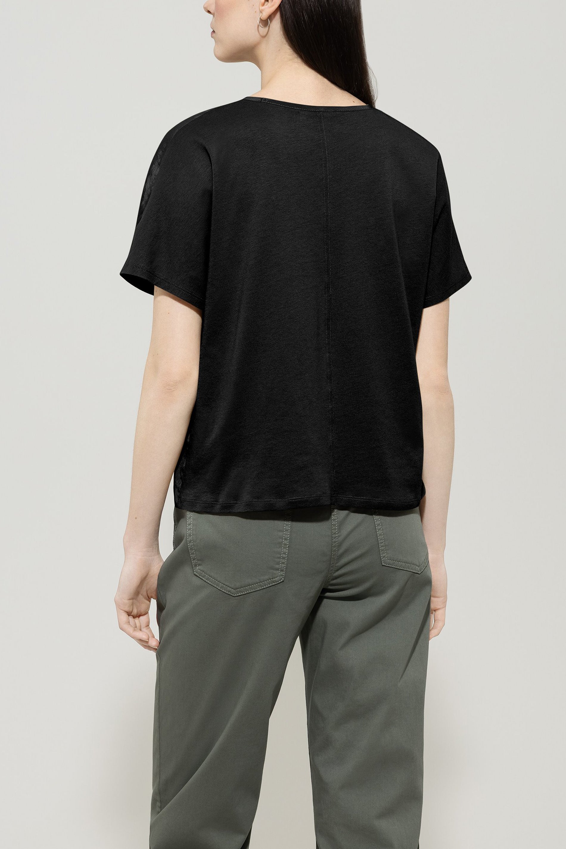 Shirt mit V-Neck - deep black - mit Band | Model Rück