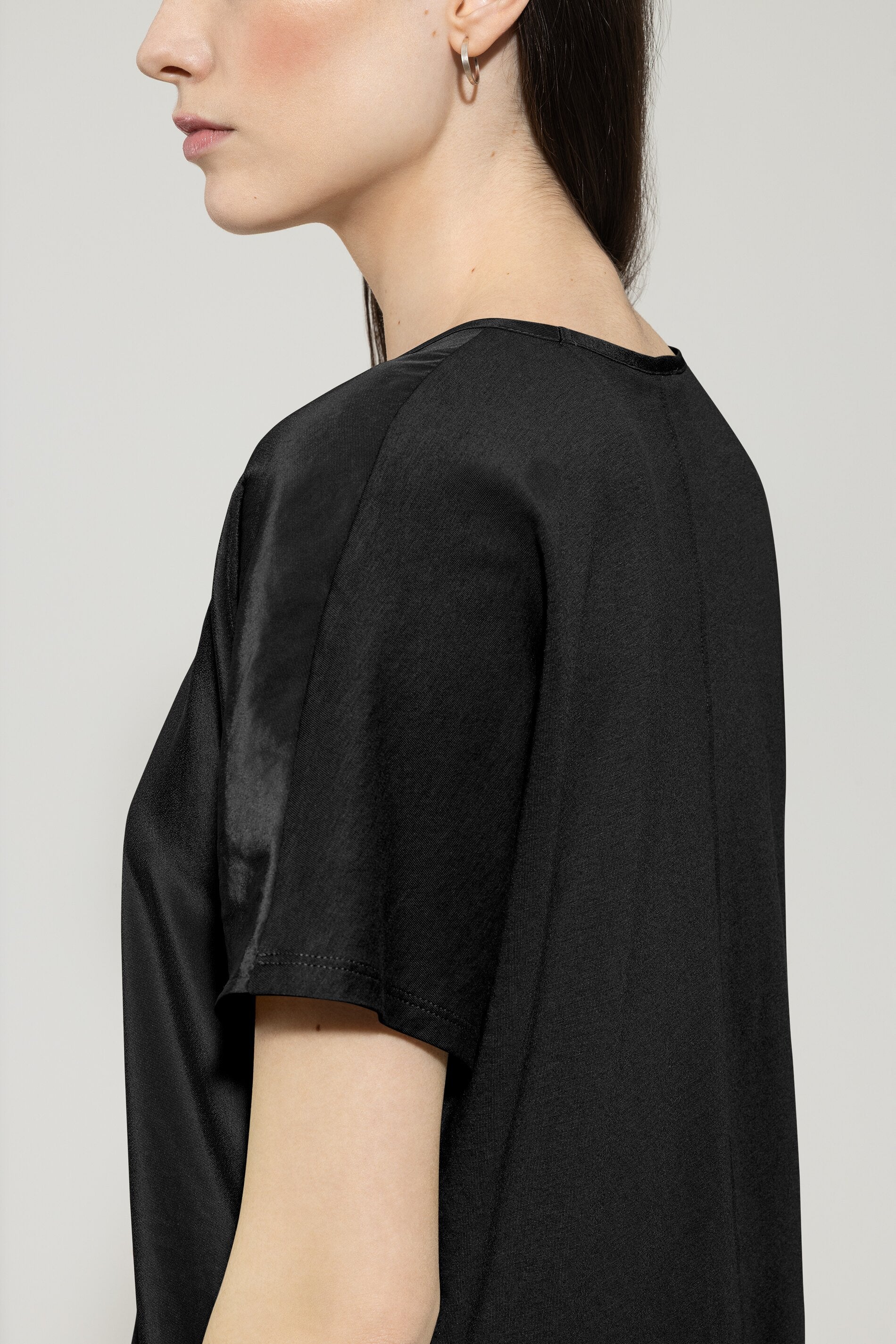 Shirt mit V-Neck - deep black - mit Band | Model Detail