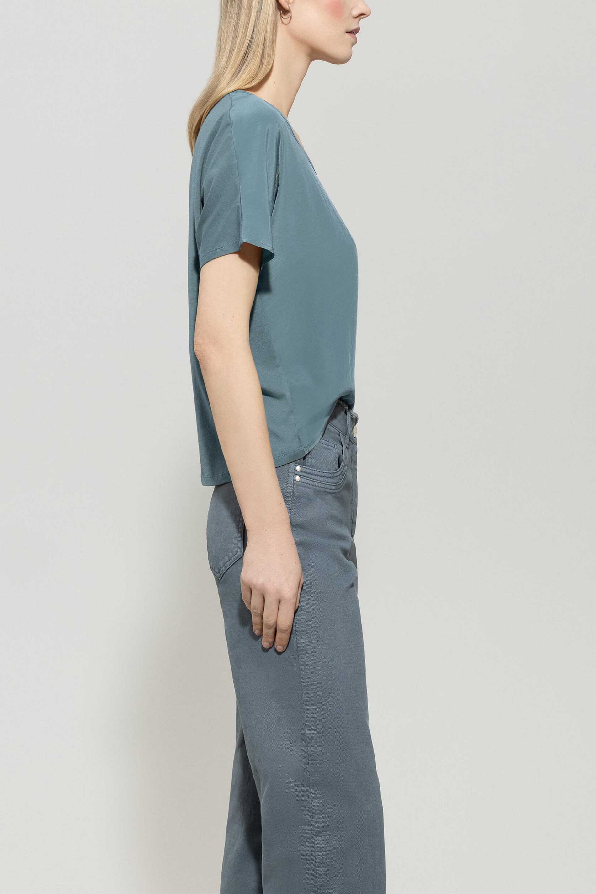 Shirt mit V-Neck - greyish blue - mit Band | Model Seite