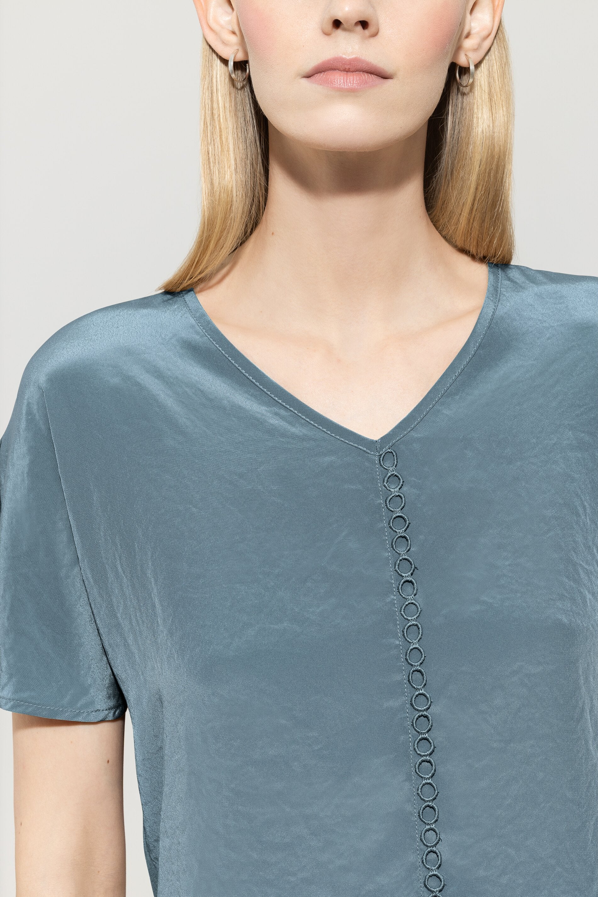 Shirt mit V-Neck - greyish blue - mit Band | Model Detail