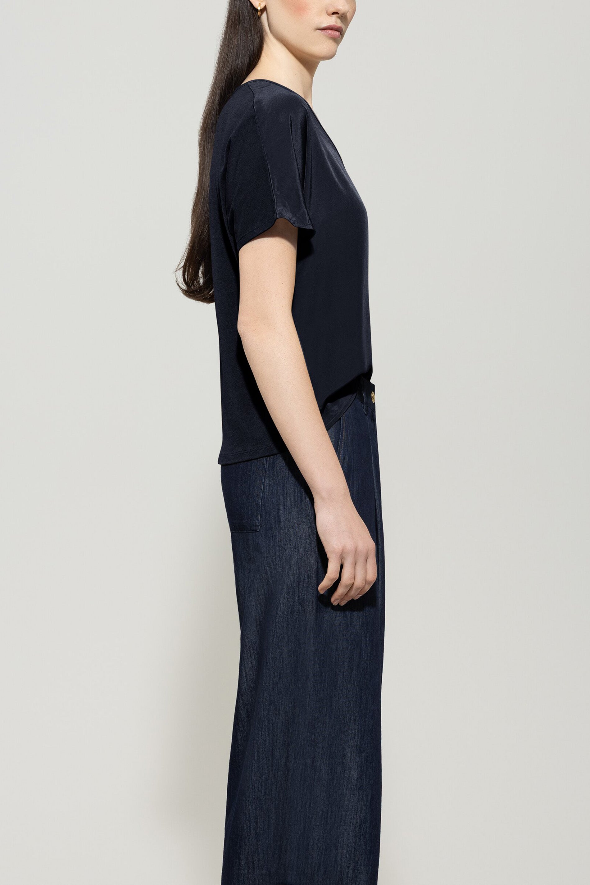 Shirt mit V-Neck - dark blue - mit Band | Model Seite