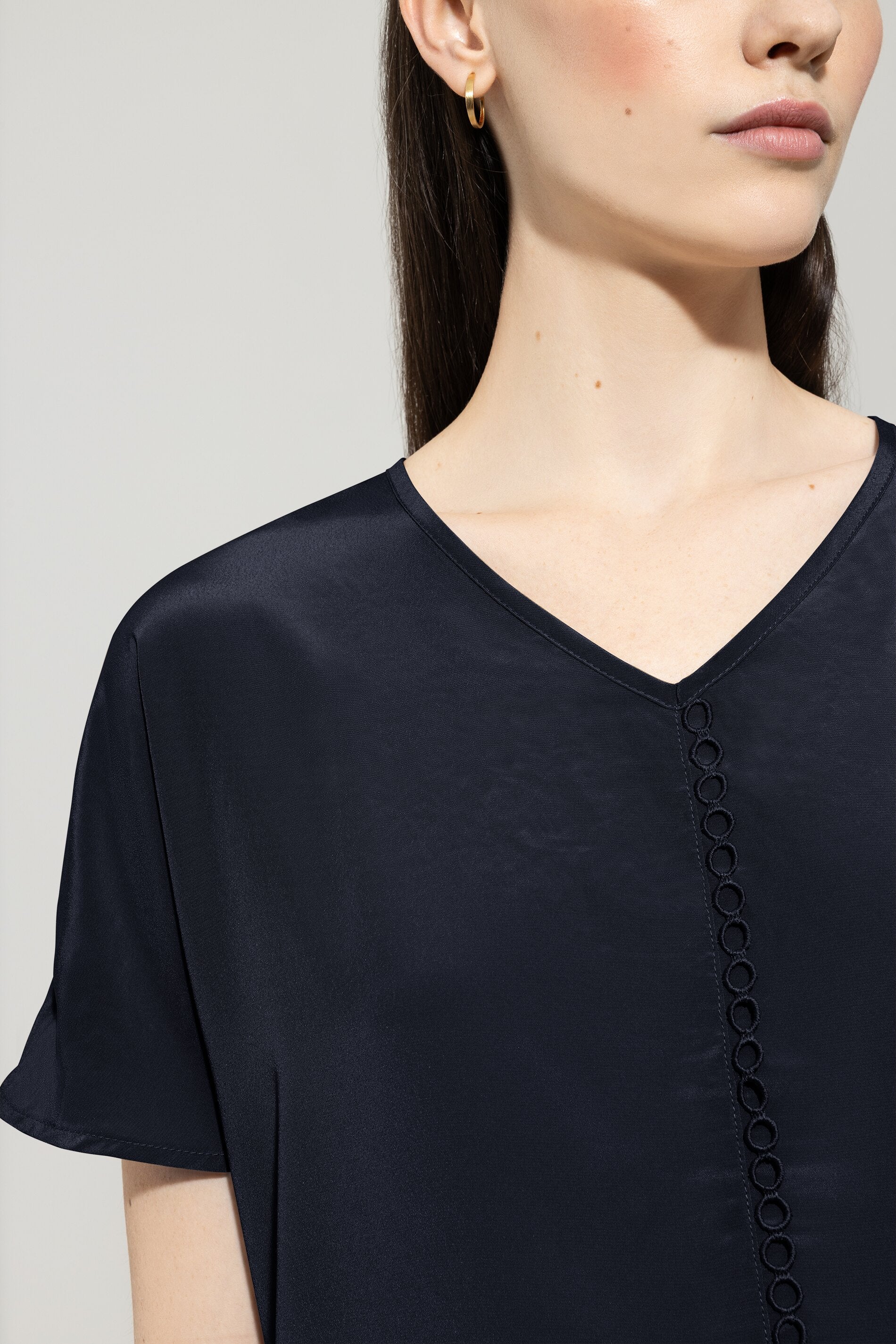 Shirt mit V-Neck - dark blue - mit Band | Model Detail
