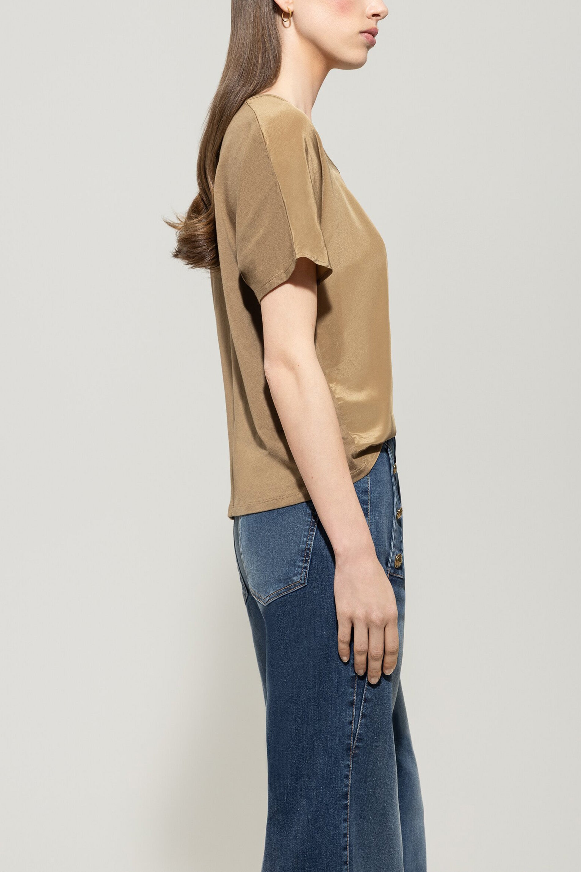 Shirt mit V-Neck - hanf - mit Band | Model Seite