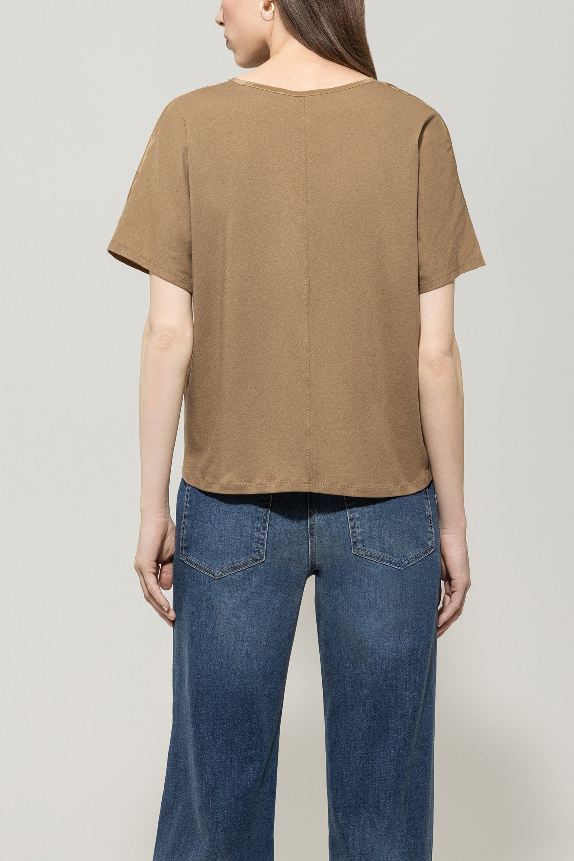 Shirt mit V-Neck - hanf - mit Band | Model Rück