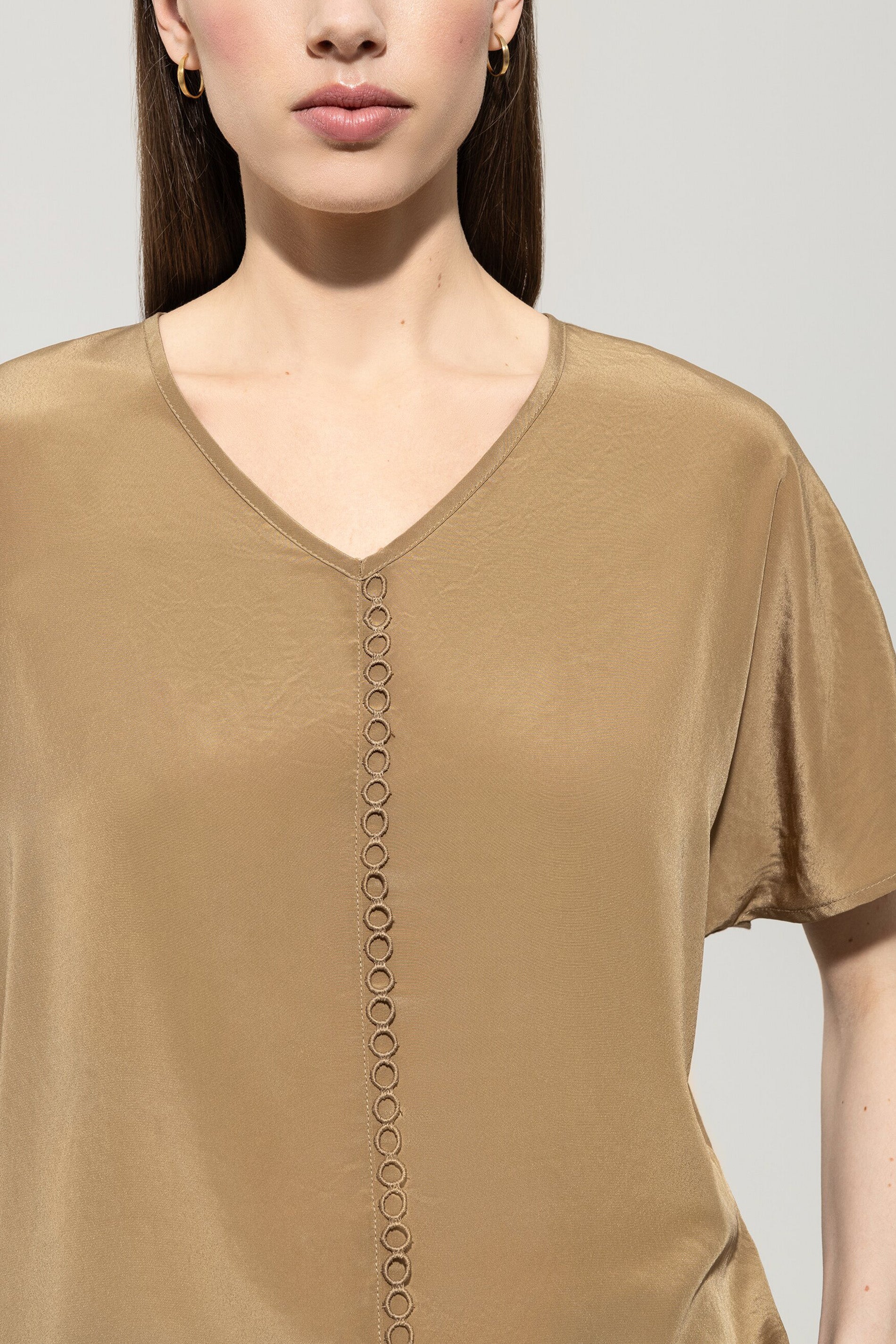 Shirt mit V-Neck - hanf - mit Band | Model Detail