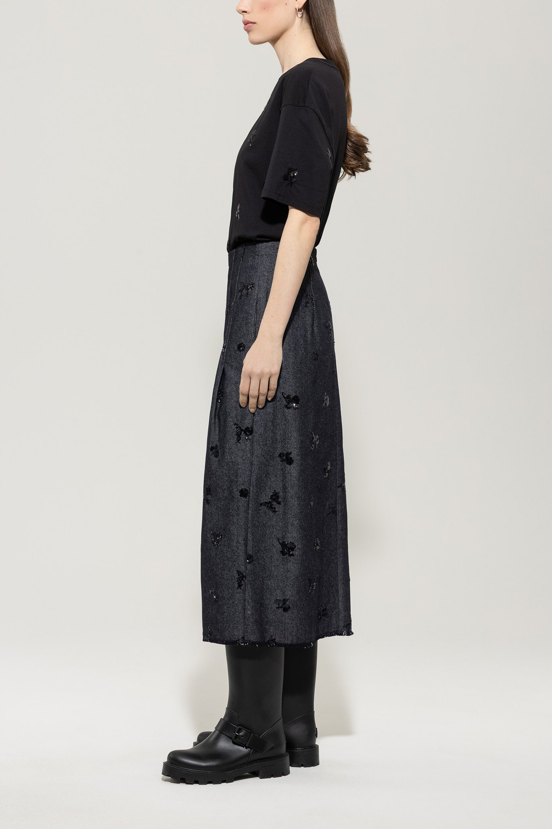 Shirt mit Pailletten-Stickerei - deep black - Standard | Model Seite