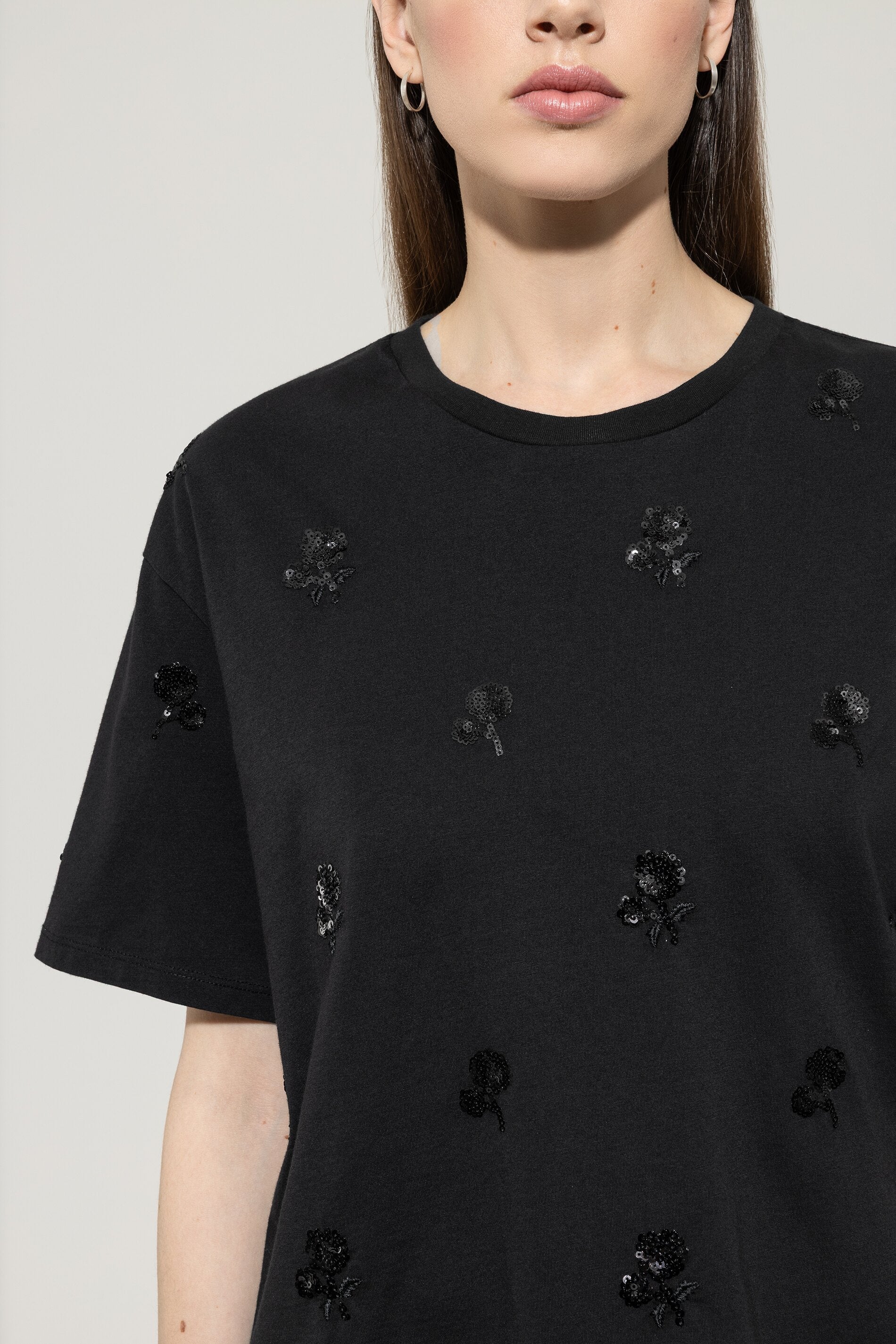 Shirt mit Pailletten-Stickerei - deep black - Standard | Model Detail