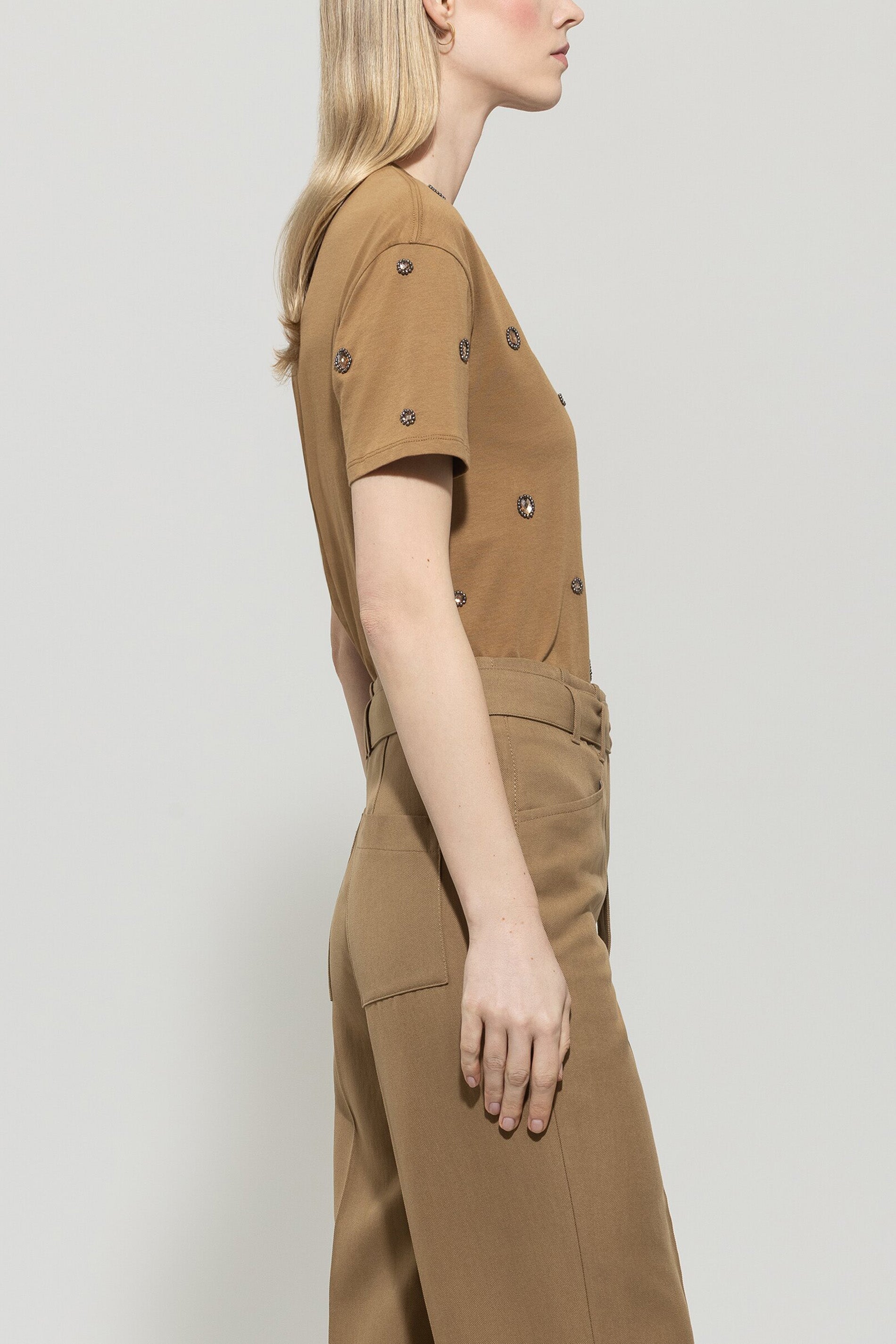 T-Shirt mit Perlendetails - hanf - Standard | Model Seite