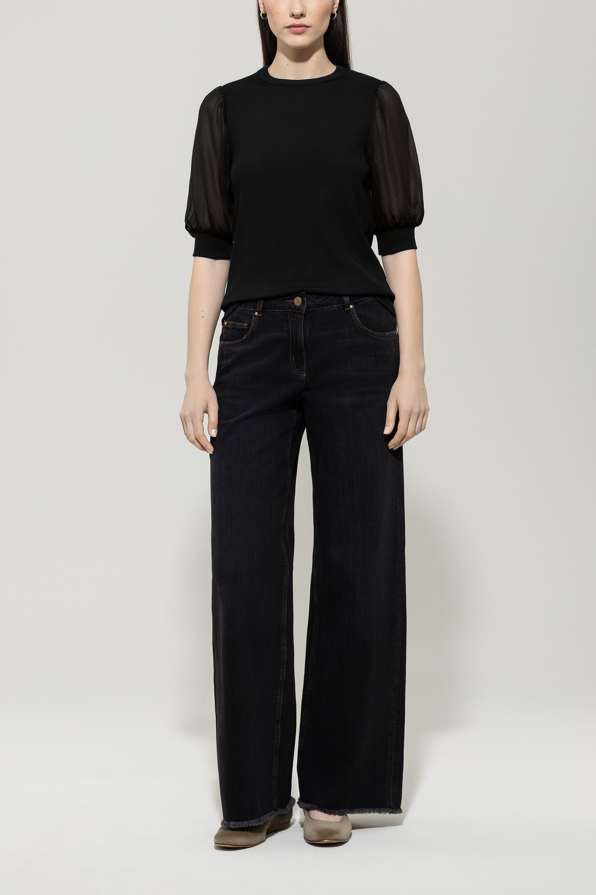 Rippshirt mit Crêpe-Ärmeln - deep black - Standard | Model Front