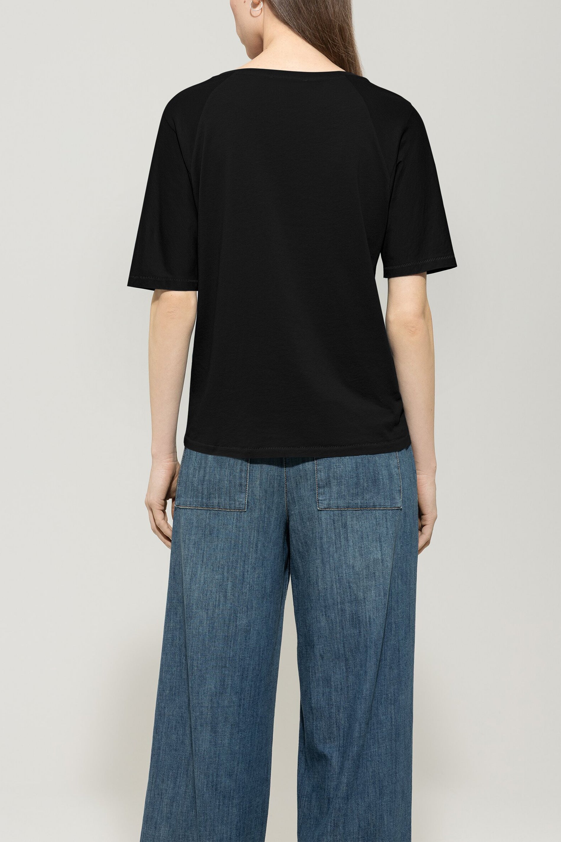 T-Shirt aus Baumwoll-Mix - deep black - Standard | Model Rück