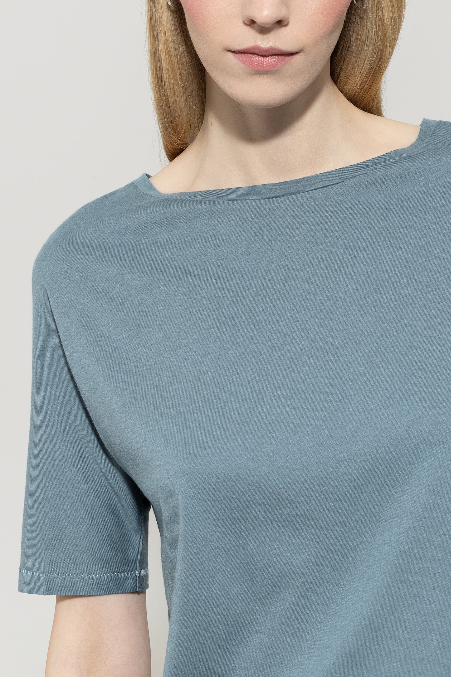 T-Shirt aus Baumwoll-Mix - greyish blue - Standard | Model Detail