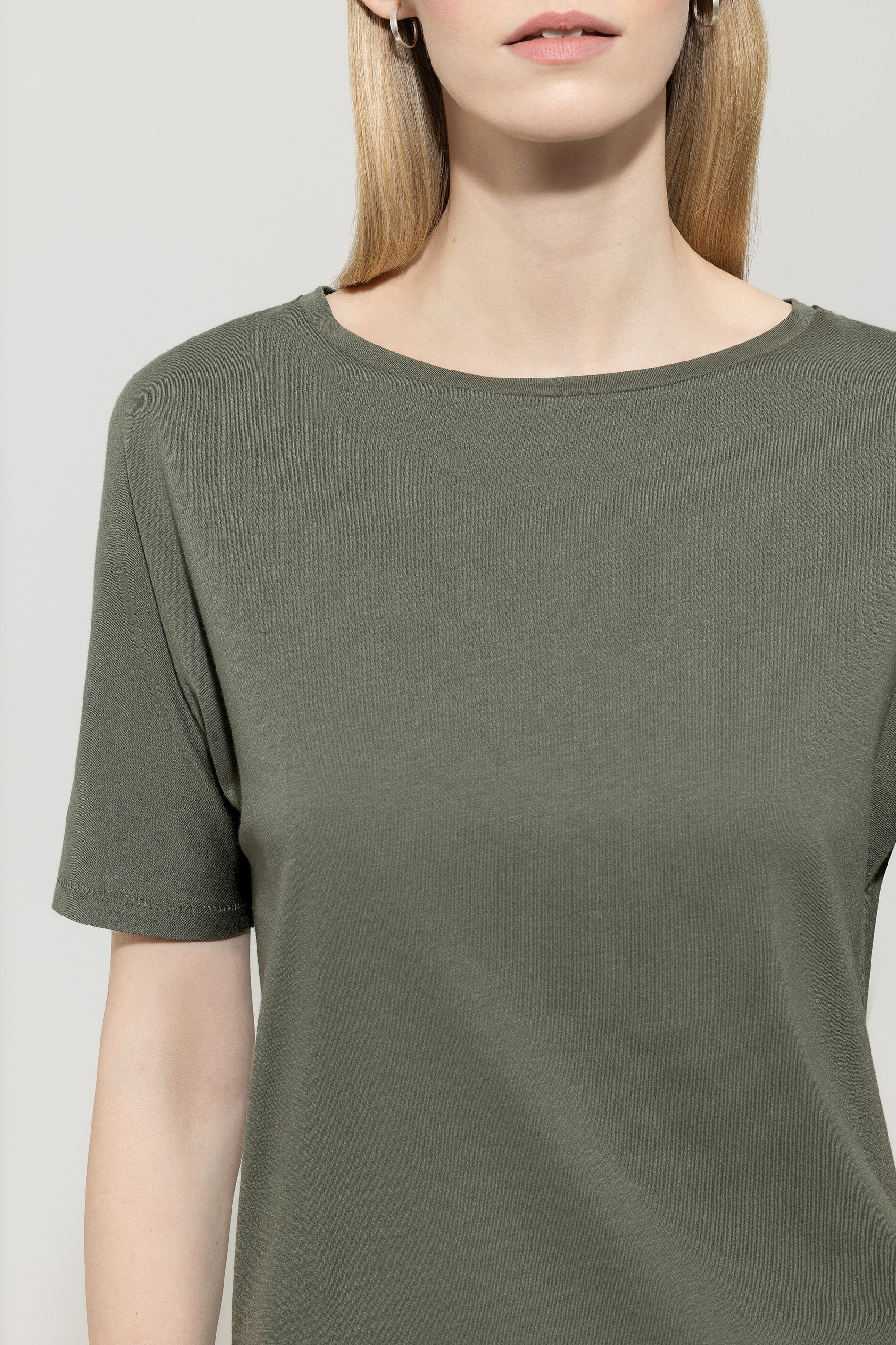 T-Shirt aus Baumwoll-Mix - cool khaki - Standard | Model Detail