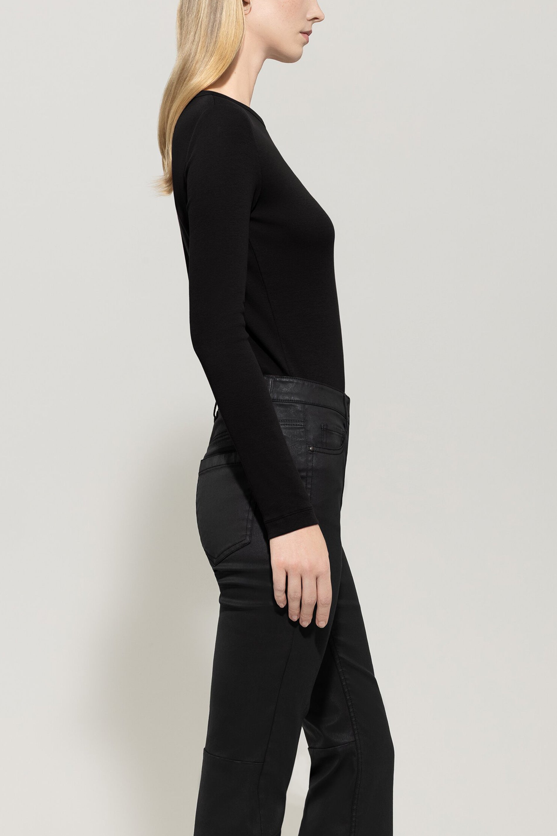 Langarm-Shirt - deep black - Standard | Model Seite