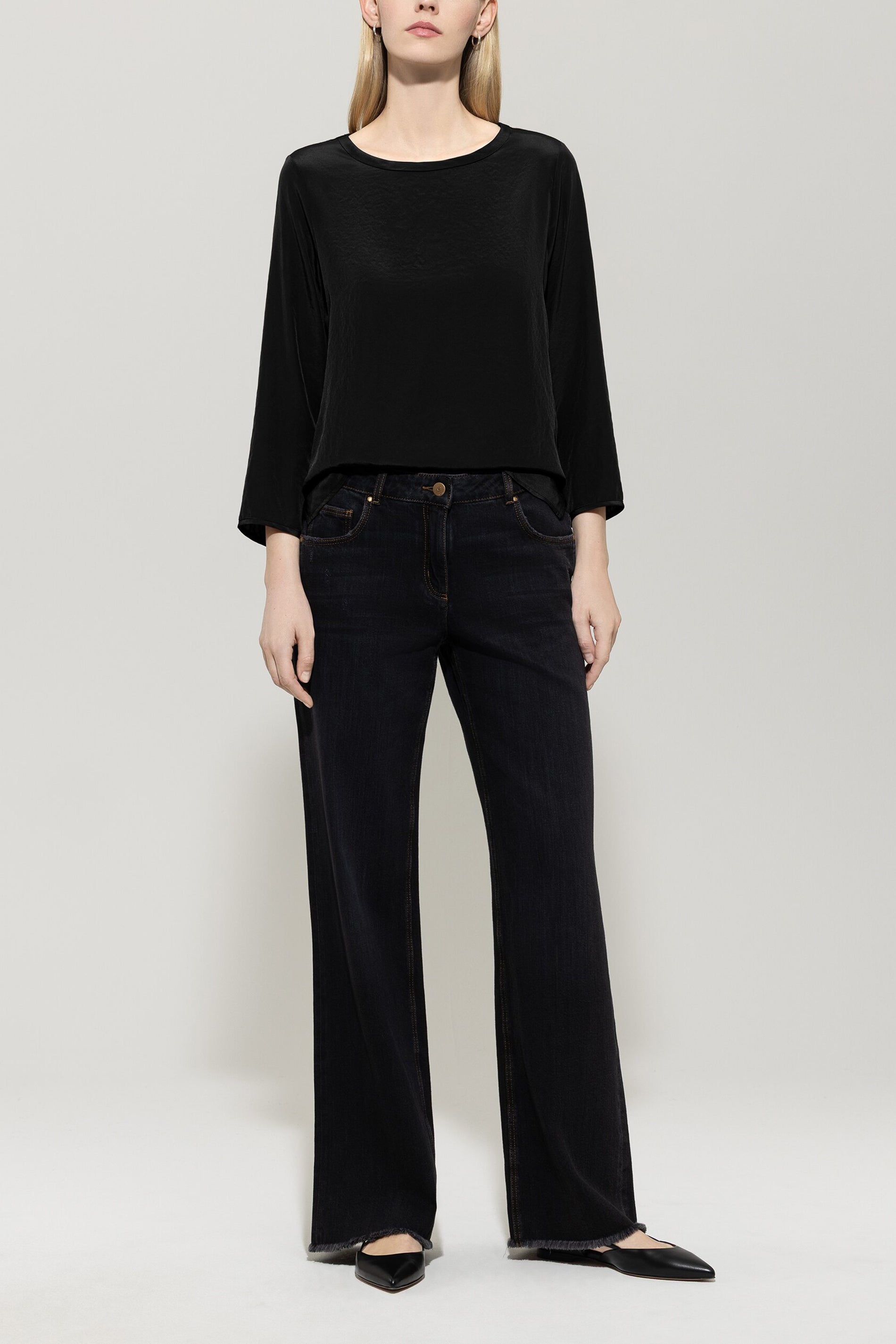 Shirt mit Rücken-Patch - deep black - Standard | Model Front