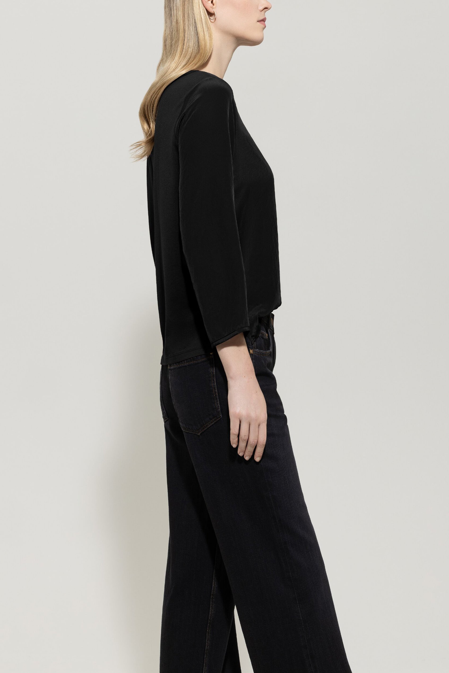 Shirt mit Rücken-Patch - deep black - Standard | Model Seite