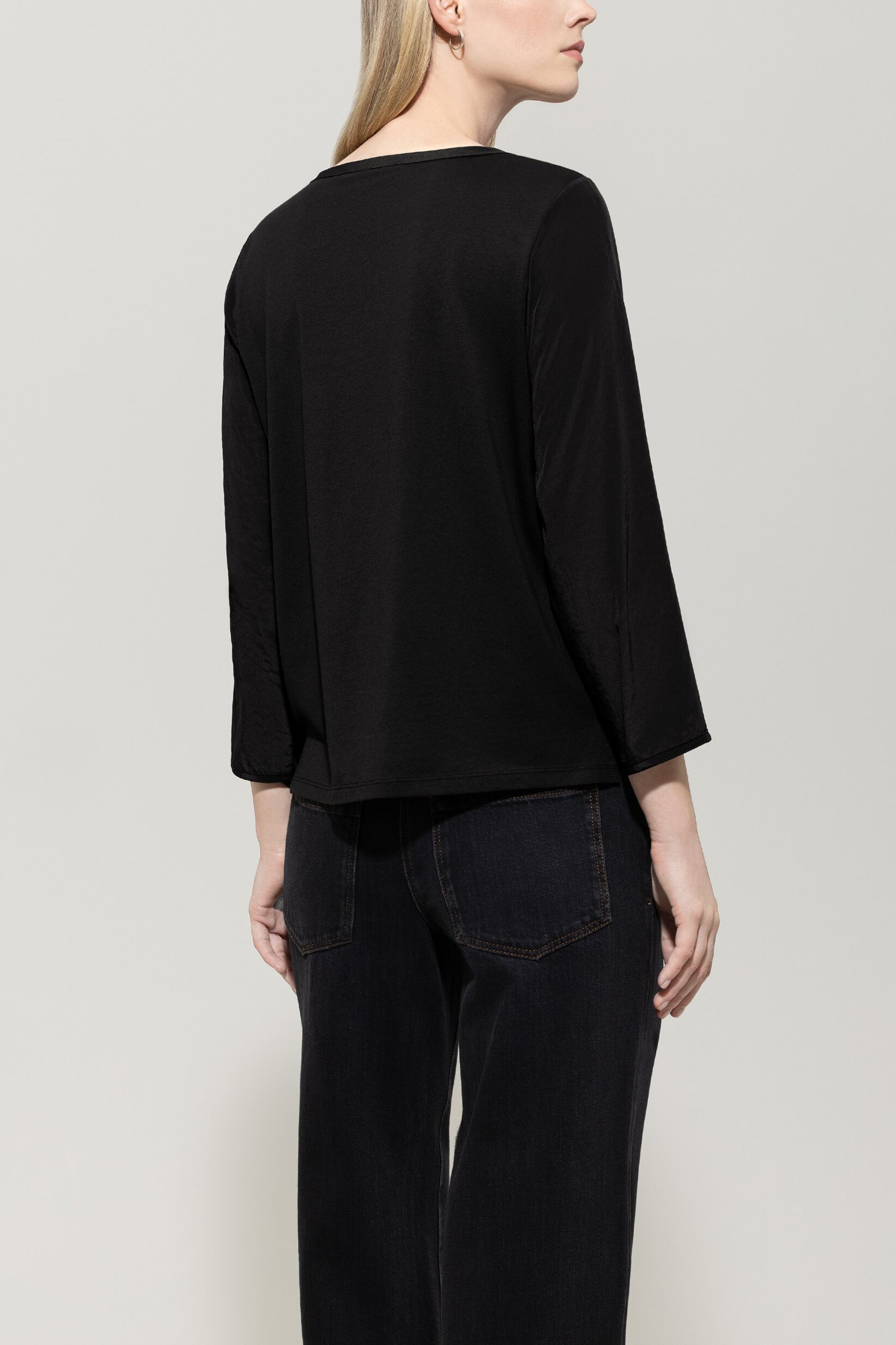 Shirt mit Rücken-Patch - deep black - Standard | Model Rück