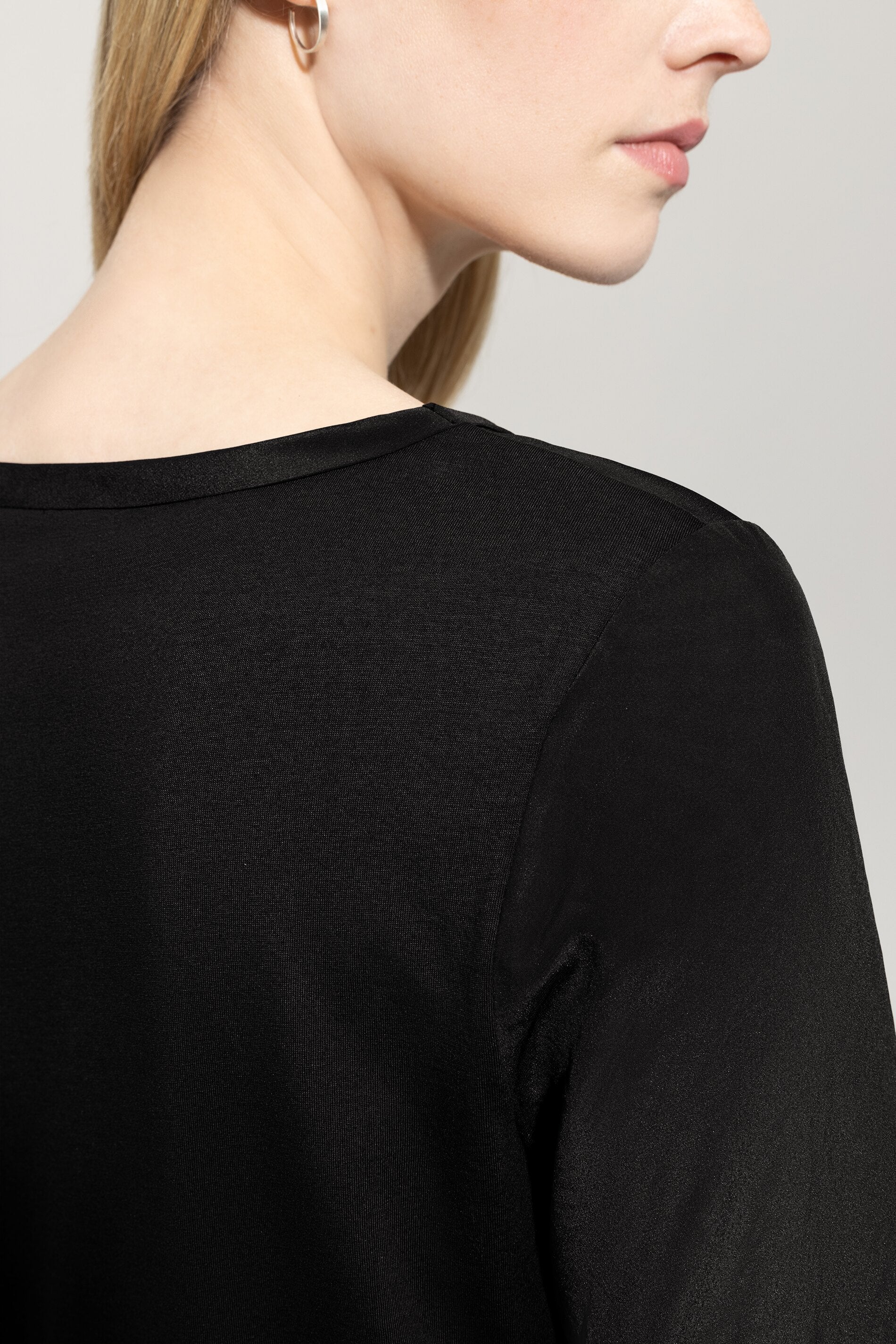 Shirt mit Rücken-Patch - deep black - Standard | Model Detail