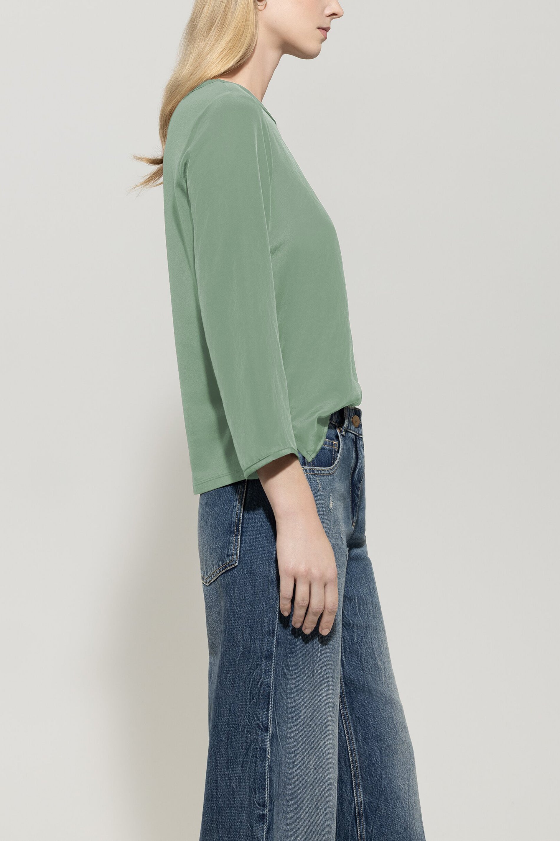 Shirt mit Rücken-Patch - salbei - Standard | Model Seite