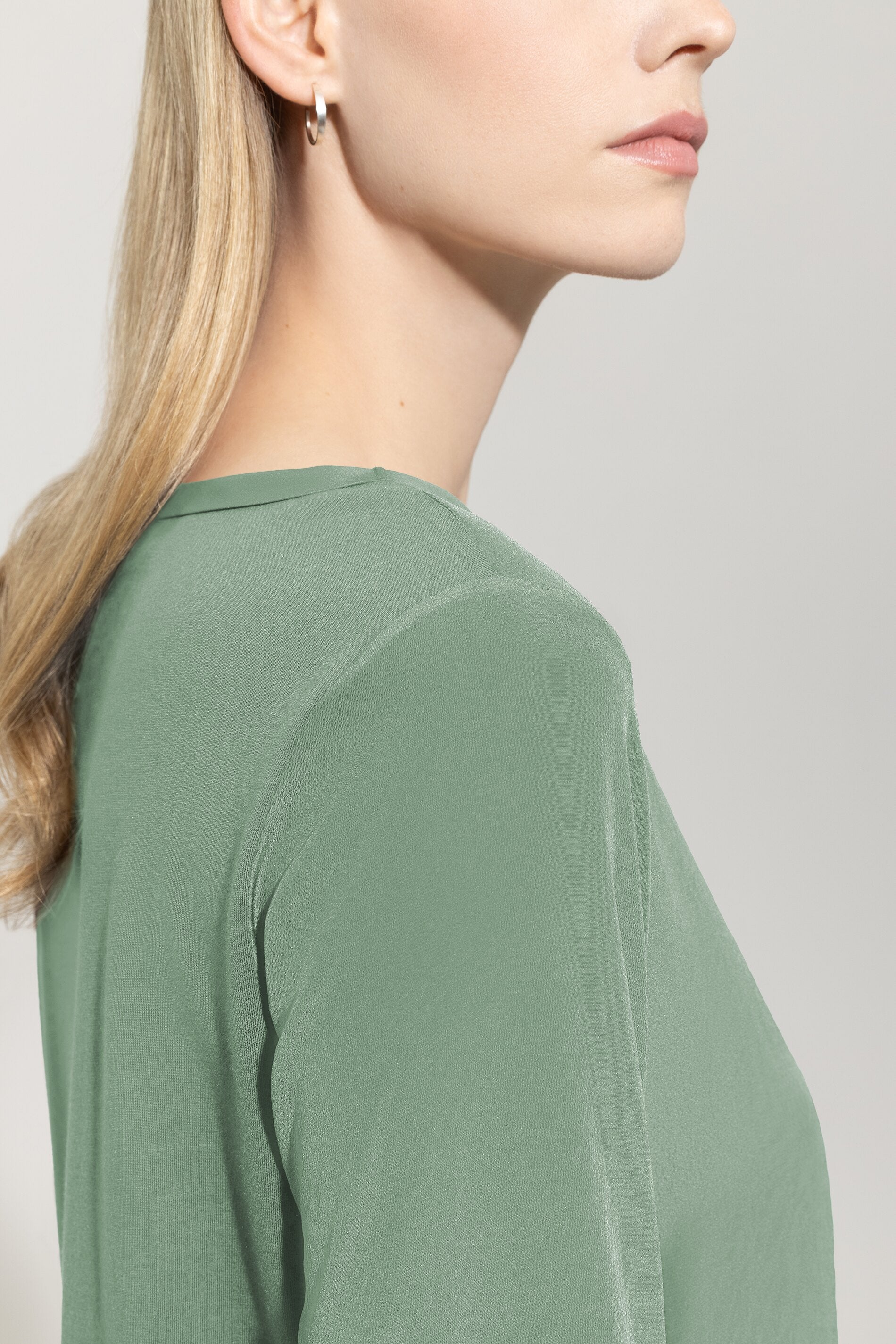 Shirt mit Rücken-Patch - salbei - Standard | Model Detail