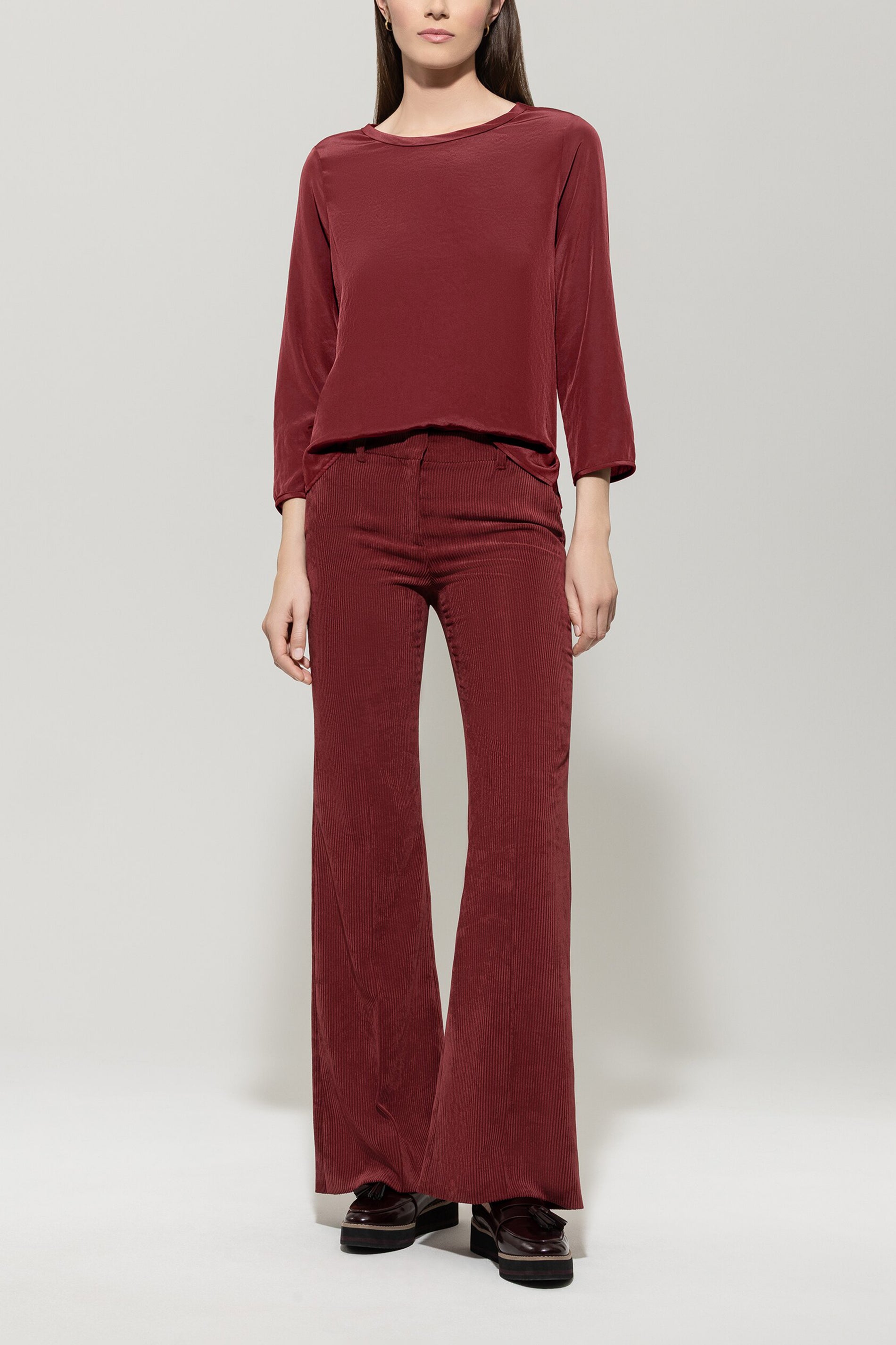 Shirt mit Rücken-Patch - berry red - Standard | Model Front