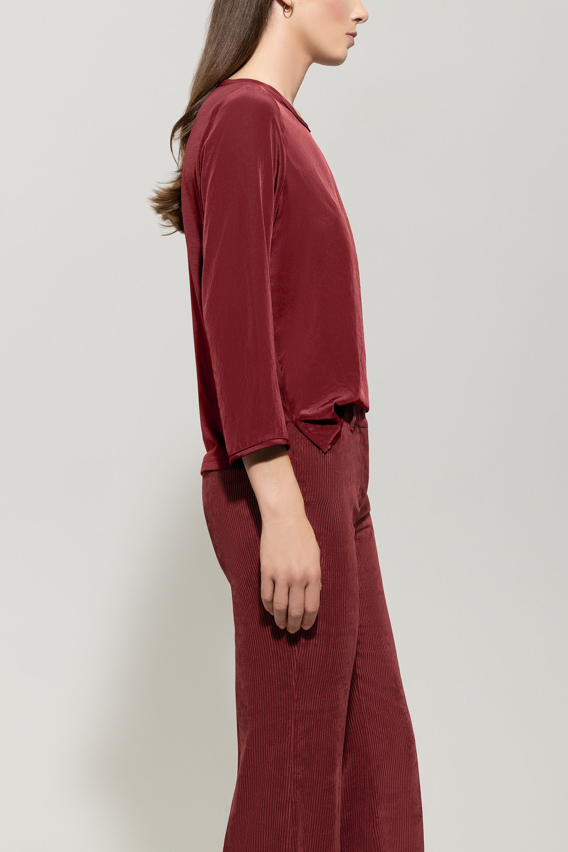 Shirt mit Rücken-Patch - berry red - Standard | Model Seite