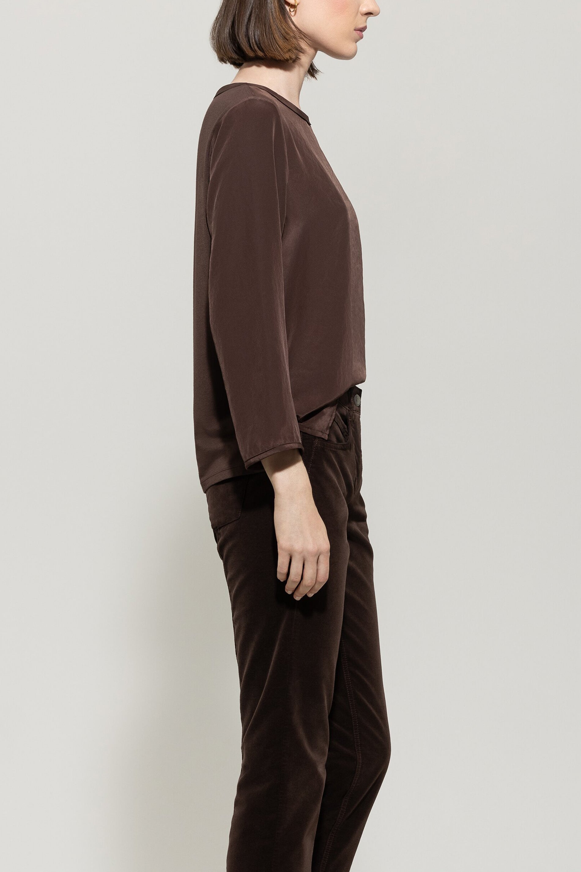 Shirt mit Rücken-Patch - espresso - Standard | Model Seite