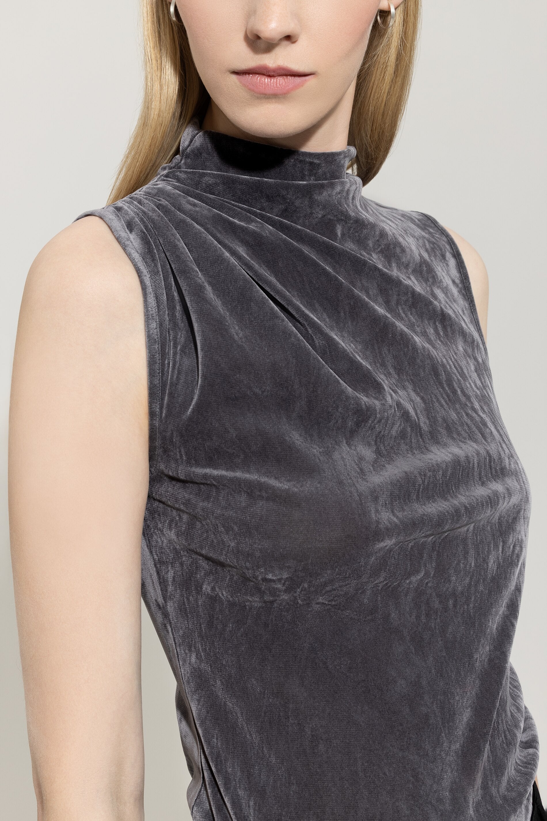 Turtleneck-Samt-Top - urban grey - Standard | Model Detail