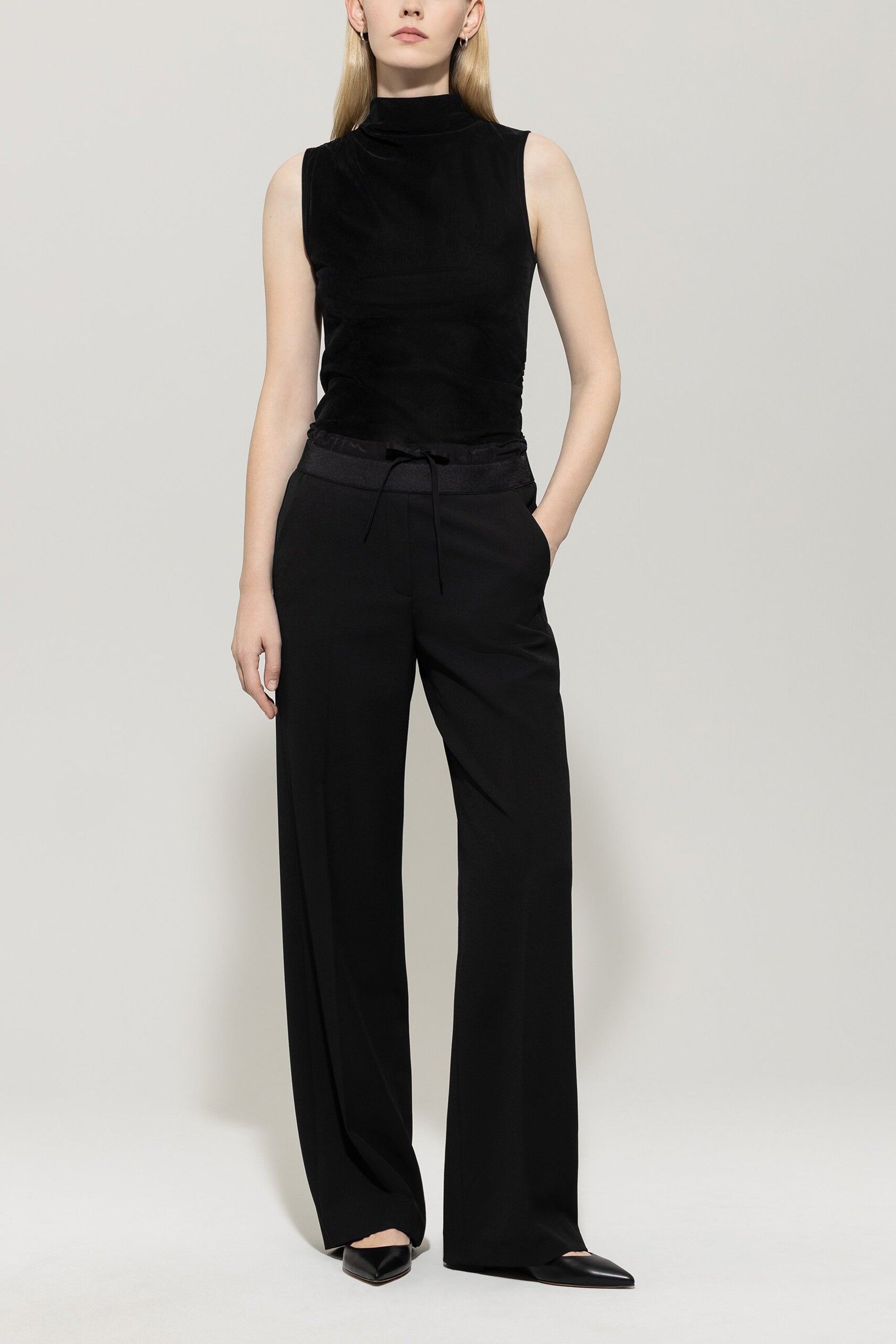 Turtleneck-Samt-Top - deep black - Standard | Model Front