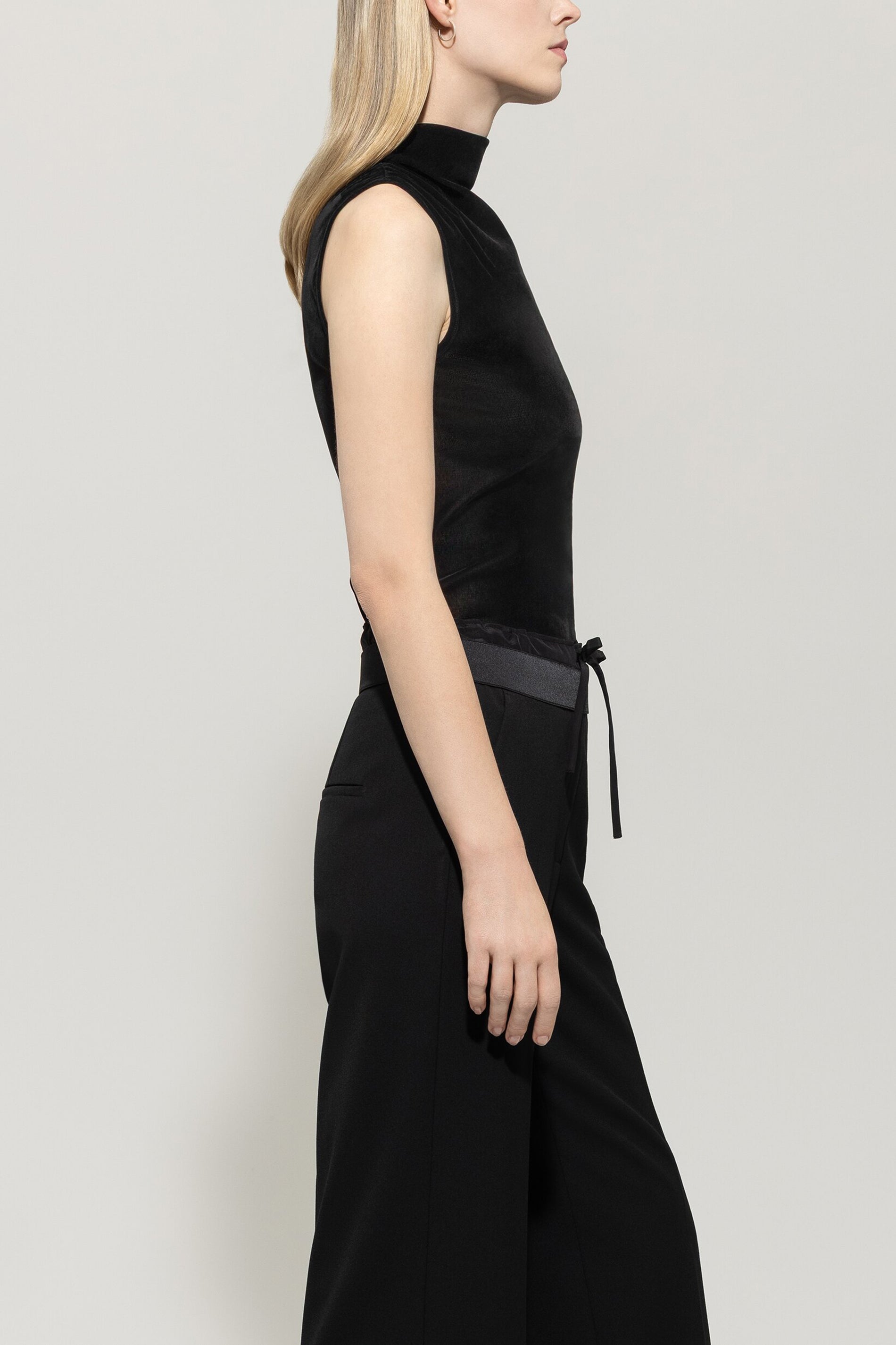 Turtleneck-Samt-Top - deep black - Standard | Model Seite