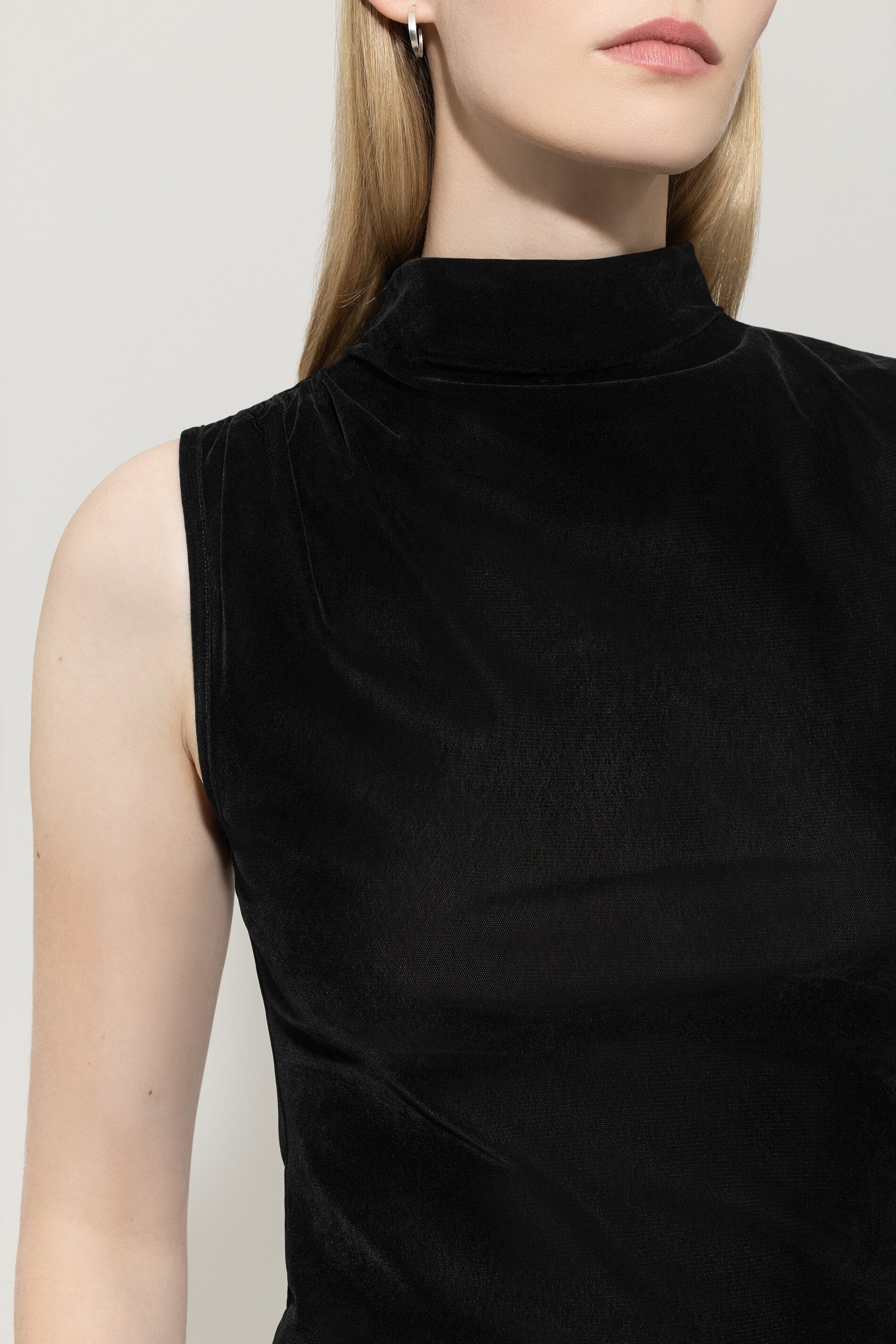 Turtleneck-Samt-Top - deep black - Standard | Model Detail