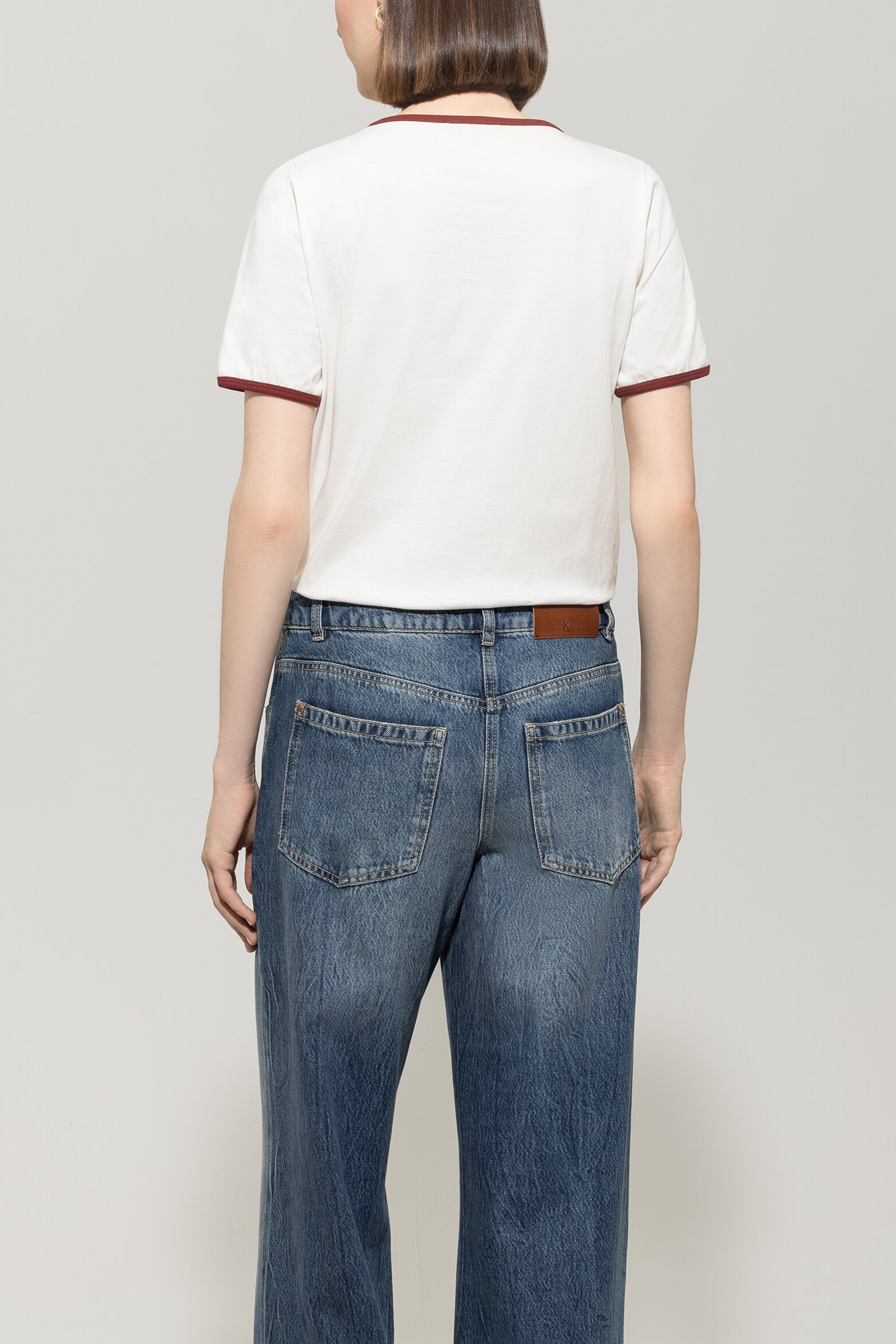 T-Shirt mit Motiv-Print - off-white - Standard | Model Rück