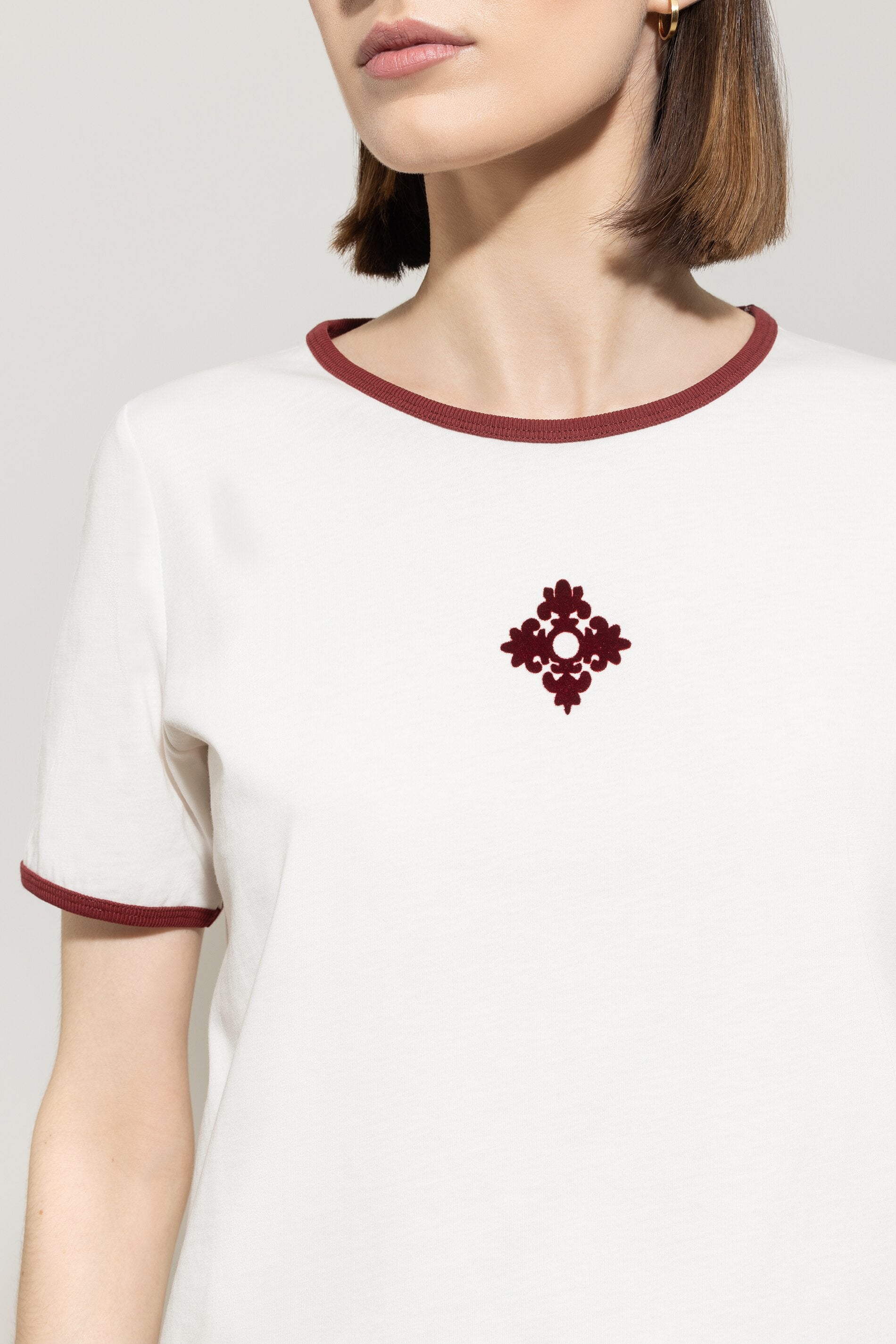 T-Shirt mit Motiv-Print - off-white - Standard | Model Detail