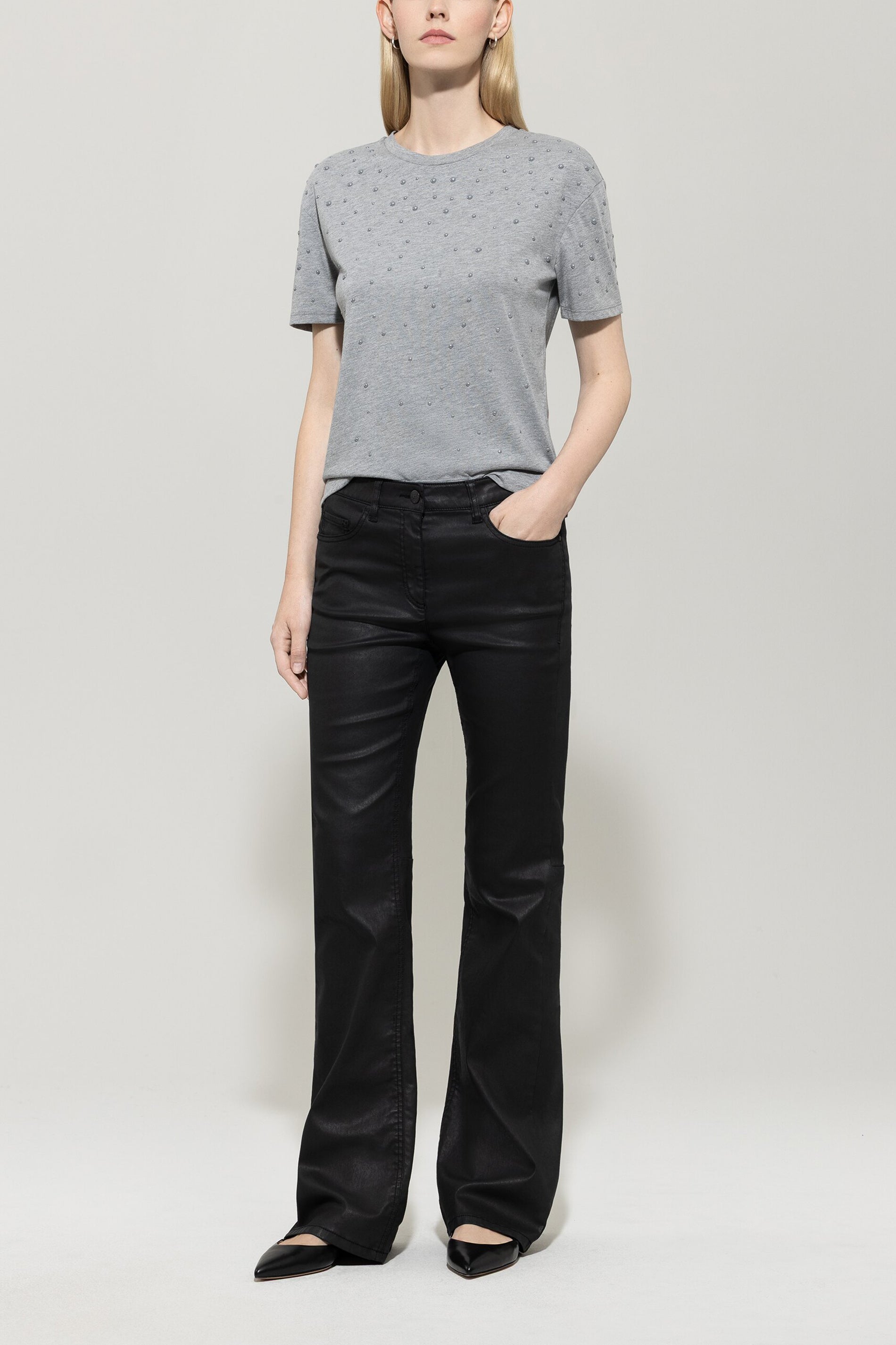 T-Shirt mit Perlendetails - urban grey - Standard | Model Front