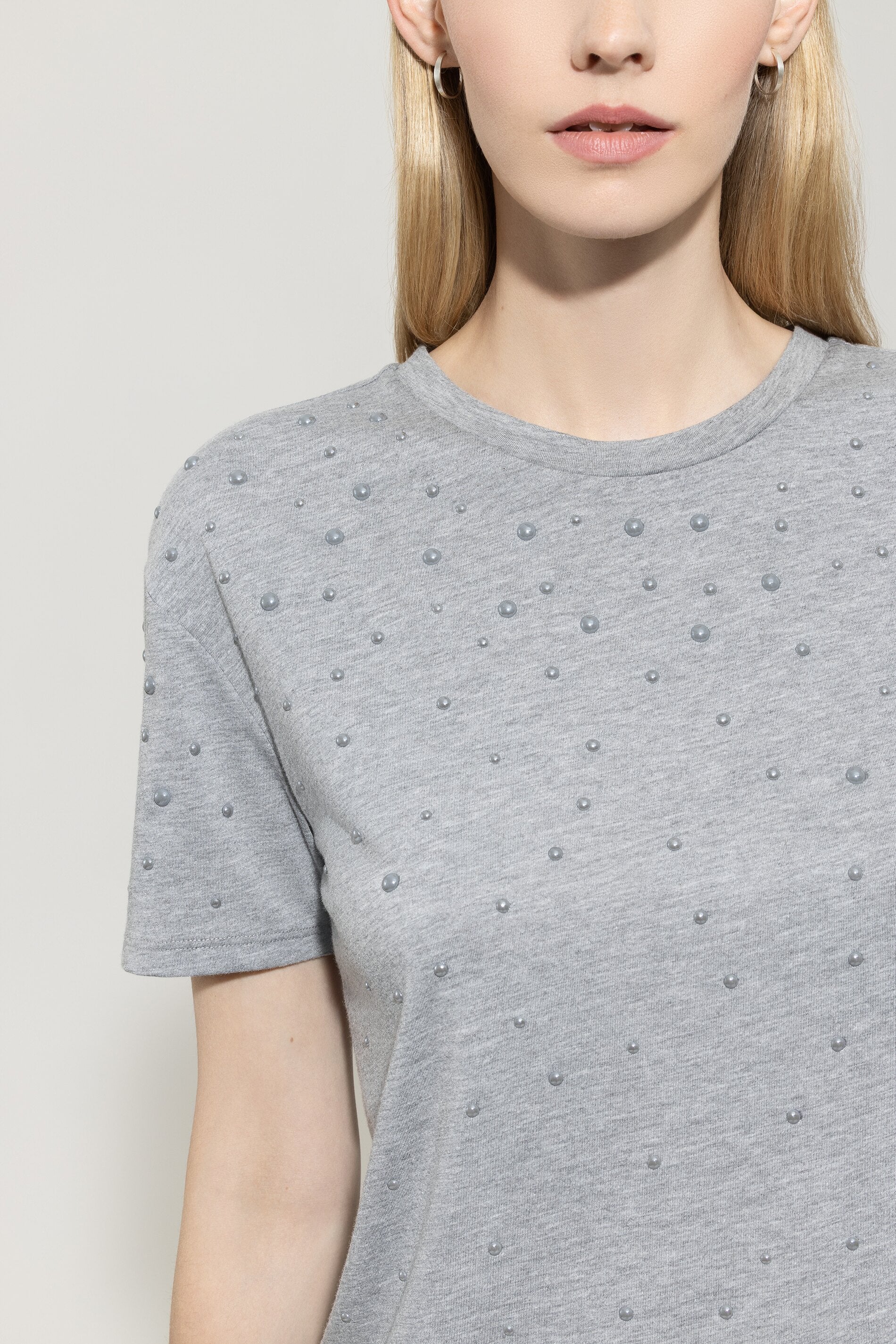 T-Shirt mit Perlendetails - urban grey - Standard | Model Detail