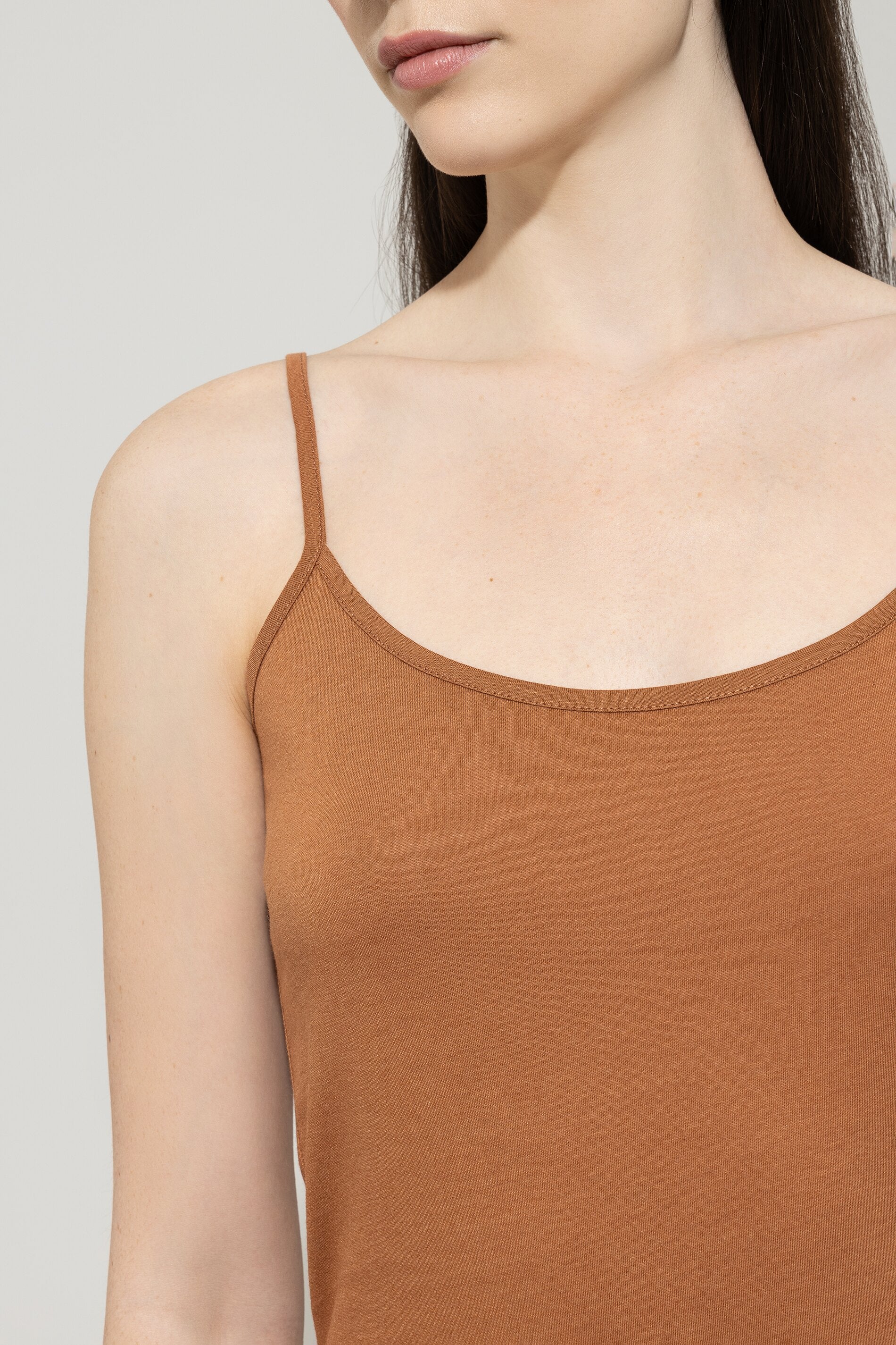 Basic-Spaghetti-Top - cinnamon - Standard | Model Detail