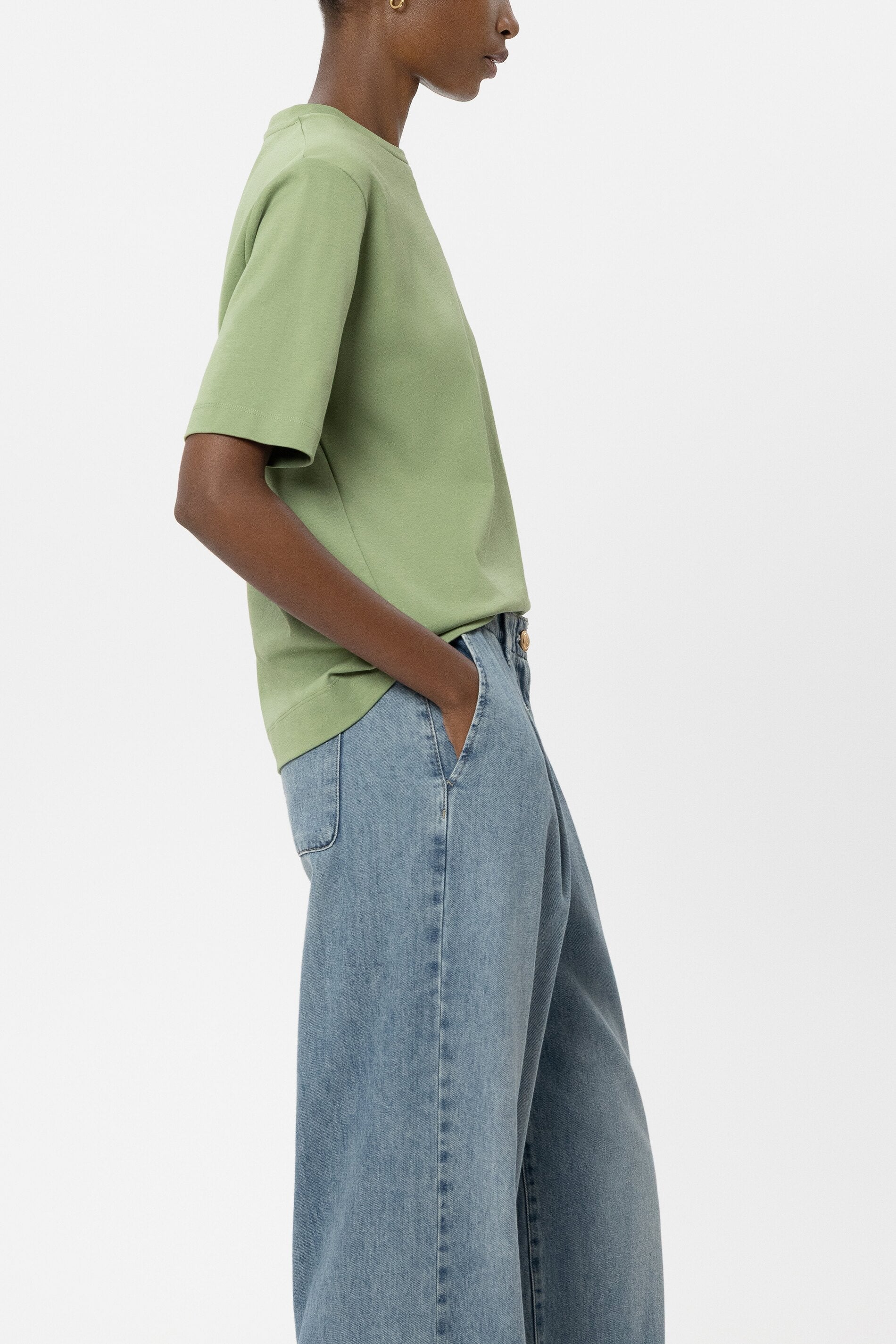 Basic-T-Shirt - moss green - Standard | Model Seite