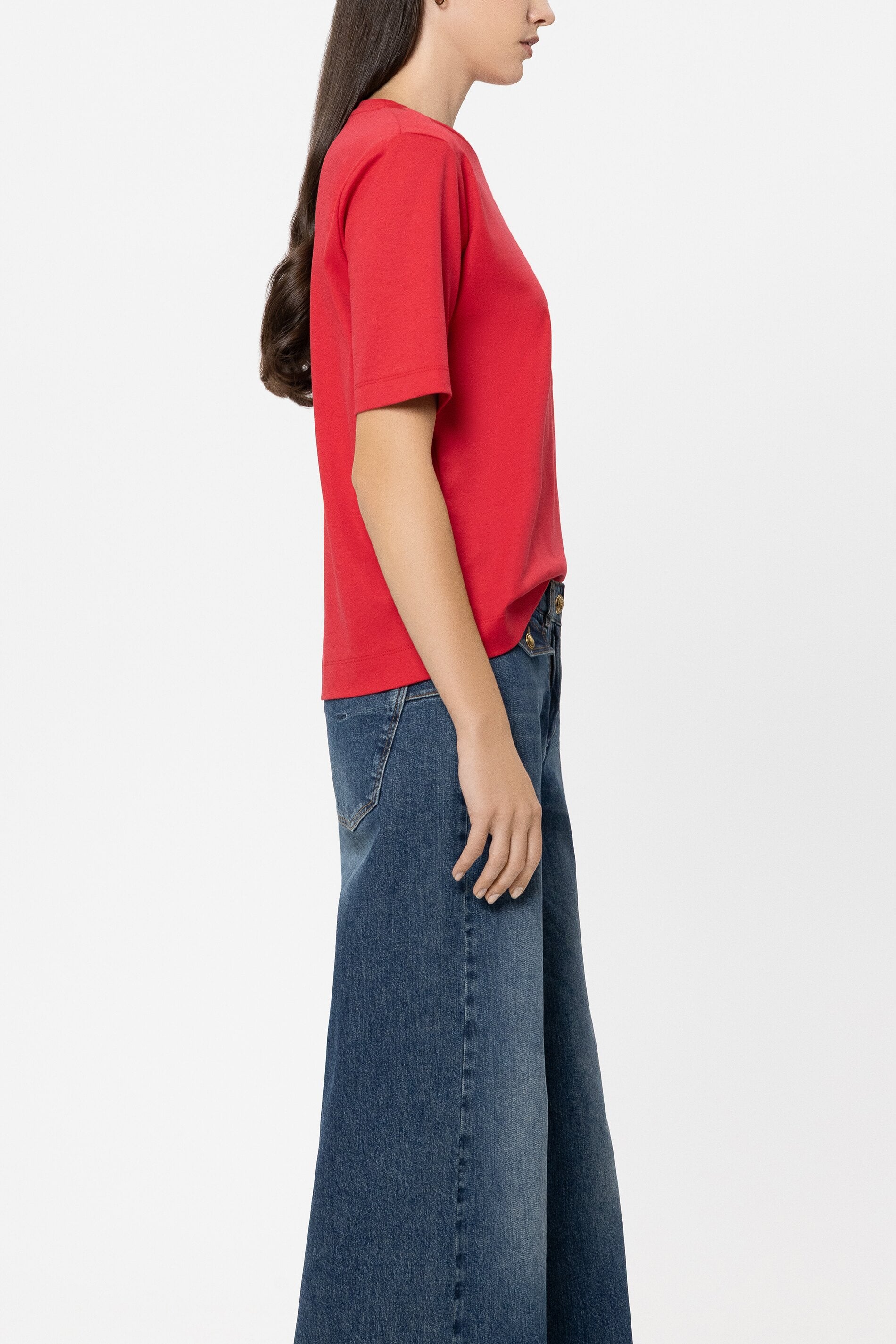 Basic-T-Shirt - cherry red - Standard | Model Seite