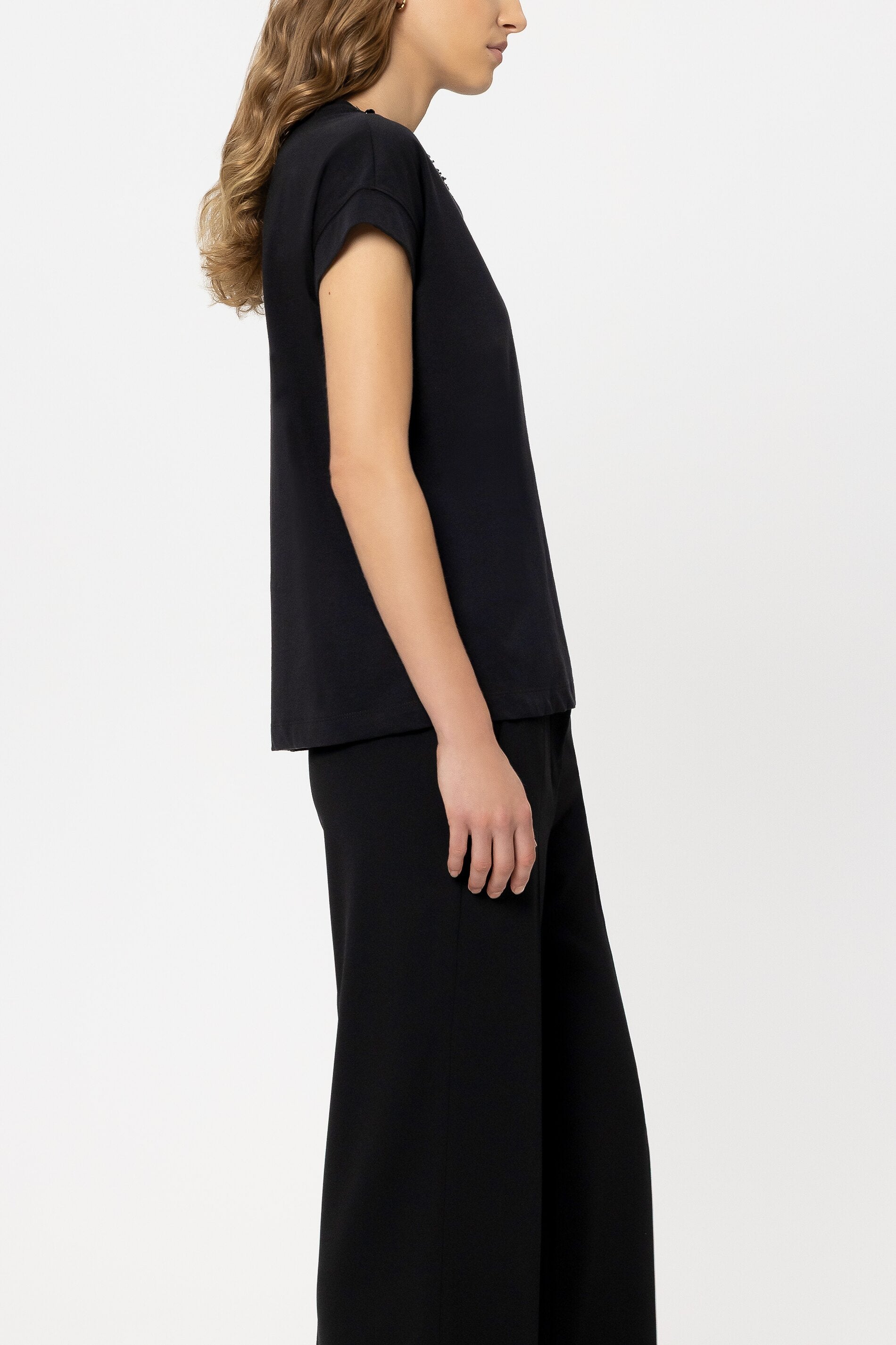 T-Shirt mit Schmucksteinen - black - Standard | Model Seite