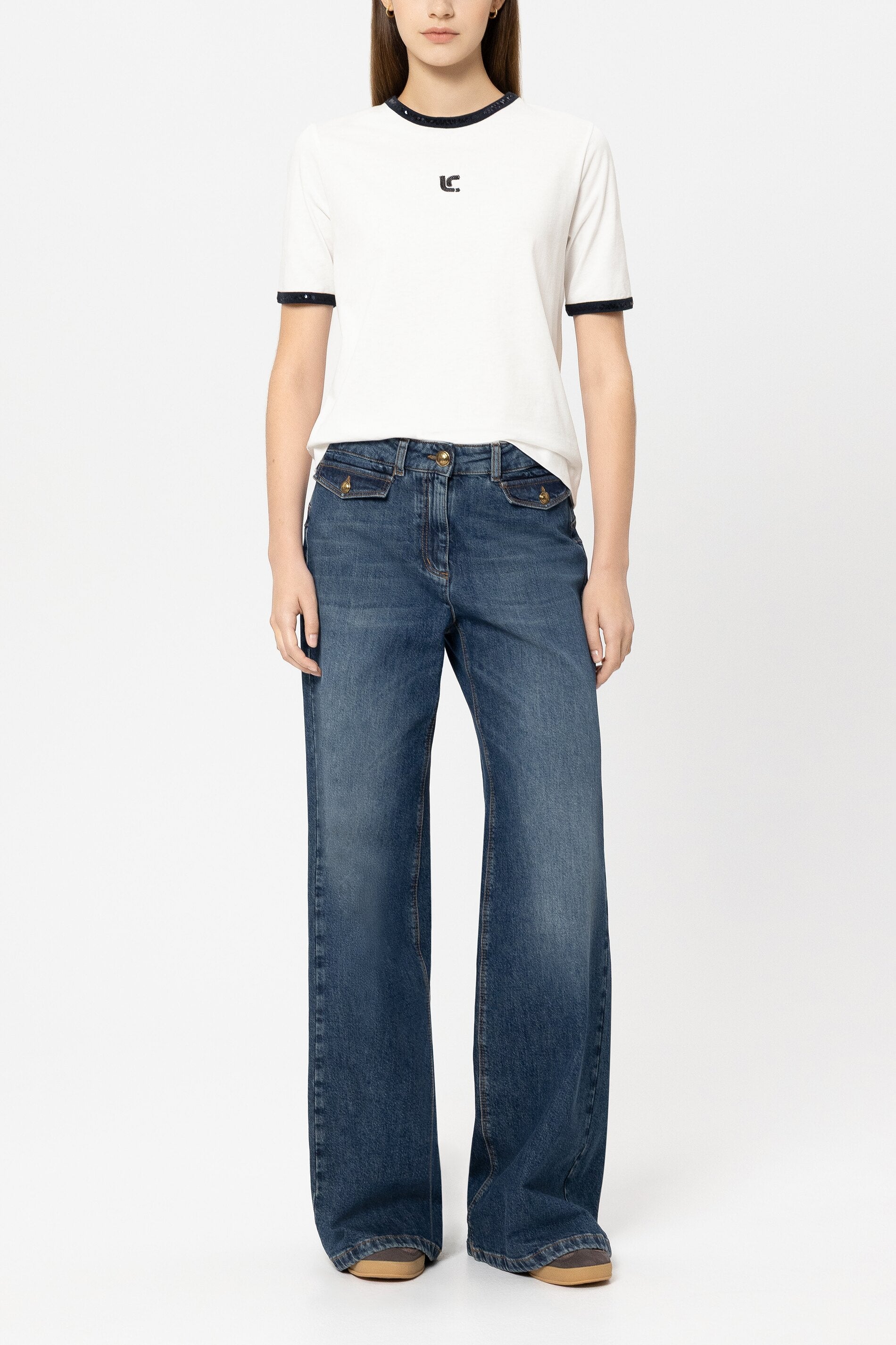 T-Shirt mit Logo-Stickerei - off-white - Standard | Model Front