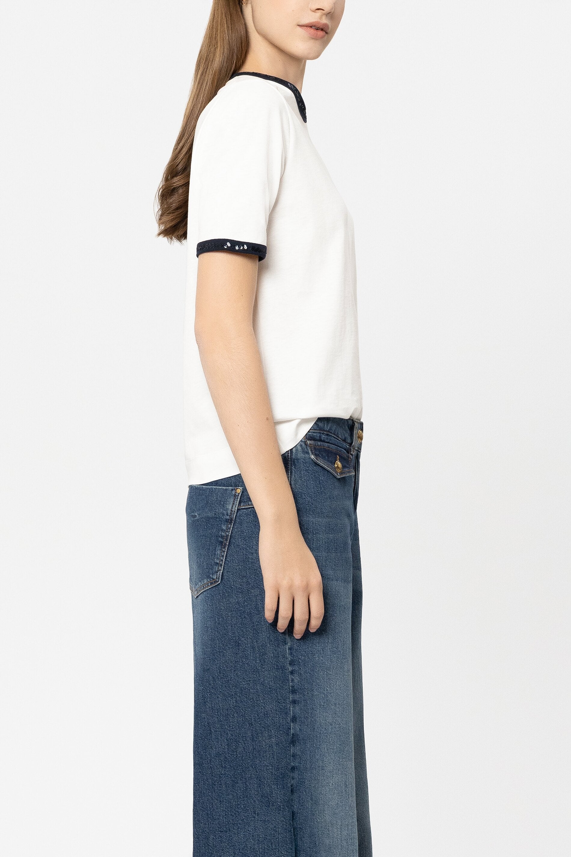 T-Shirt mit Logo-Stickerei - off-white - Standard | Model Seite