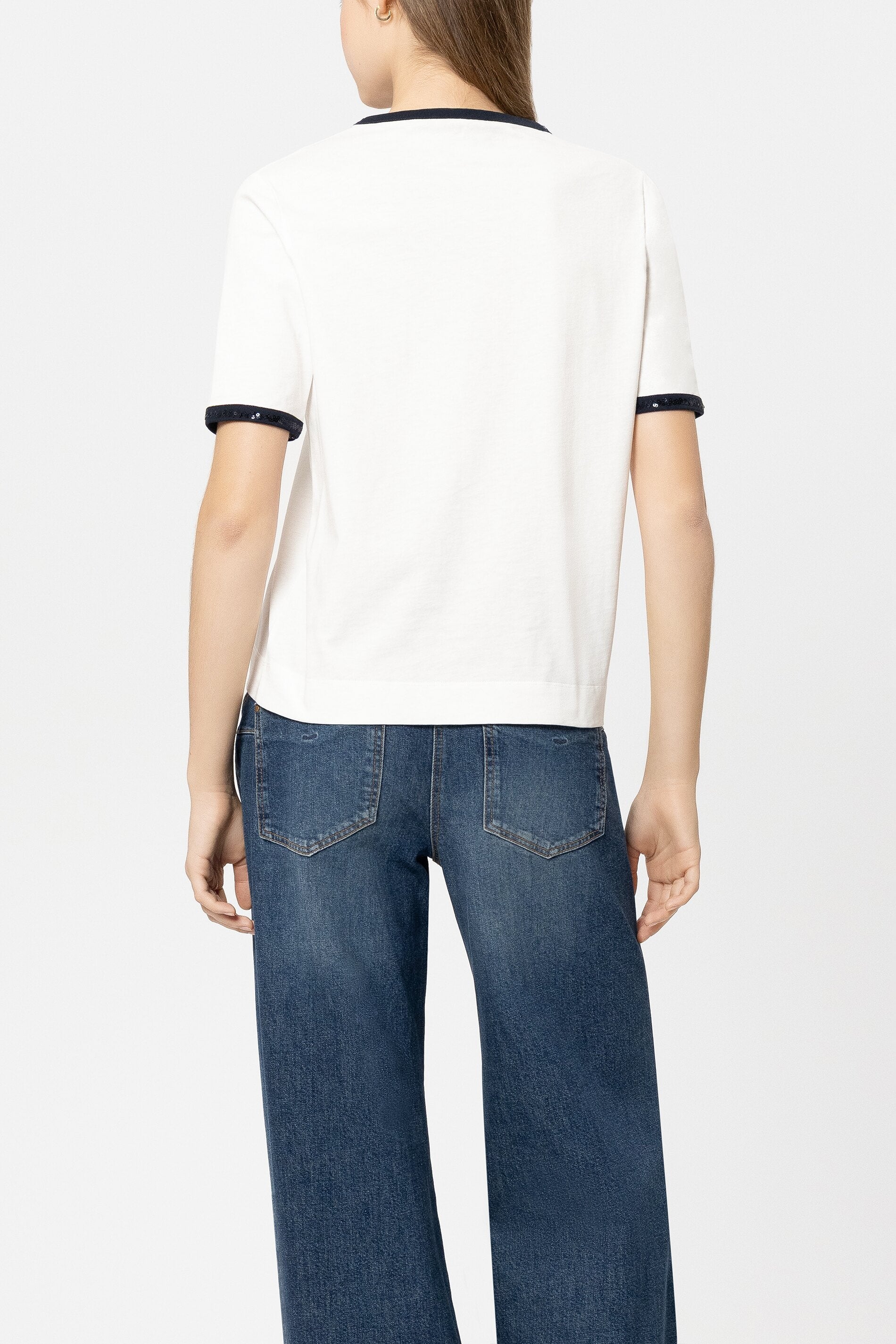 T-Shirt mit Logo-Stickerei - off-white - Standard | Model Rück