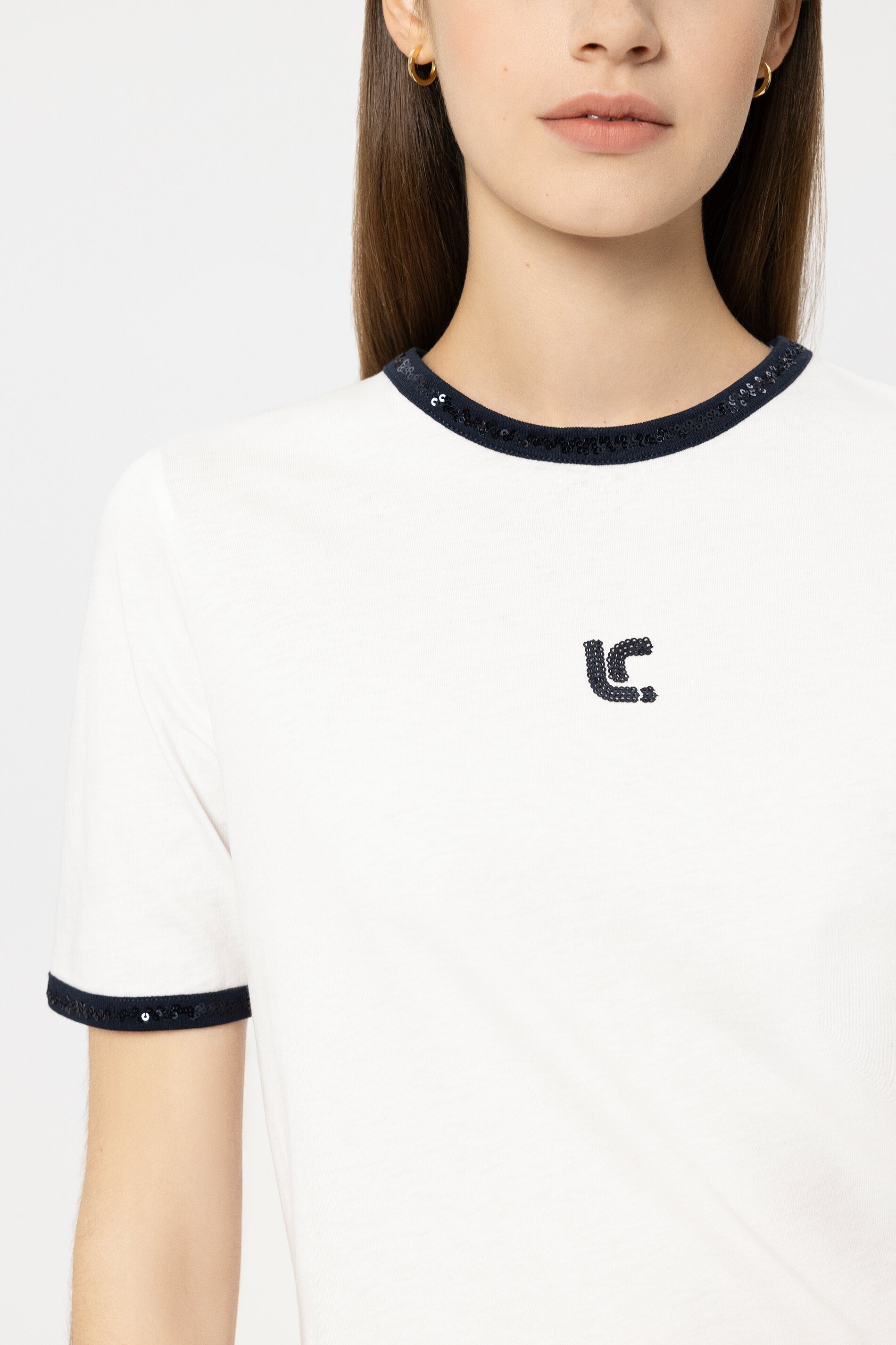 T-Shirt mit Logo-Stickerei - off-white - Standard | Model Detail