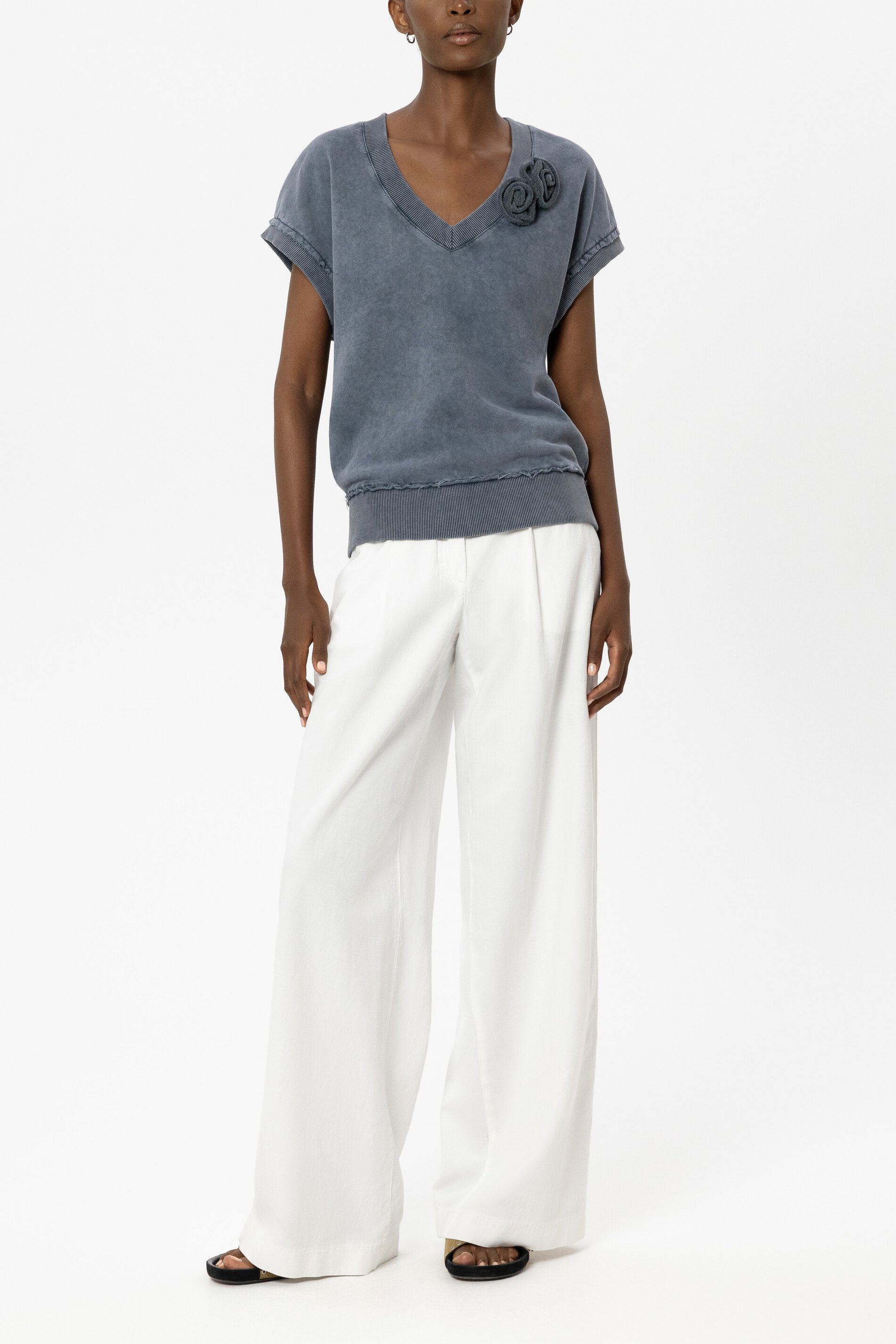 V-Neck-Sweatshirt - tinted blue - Standard | Model Front