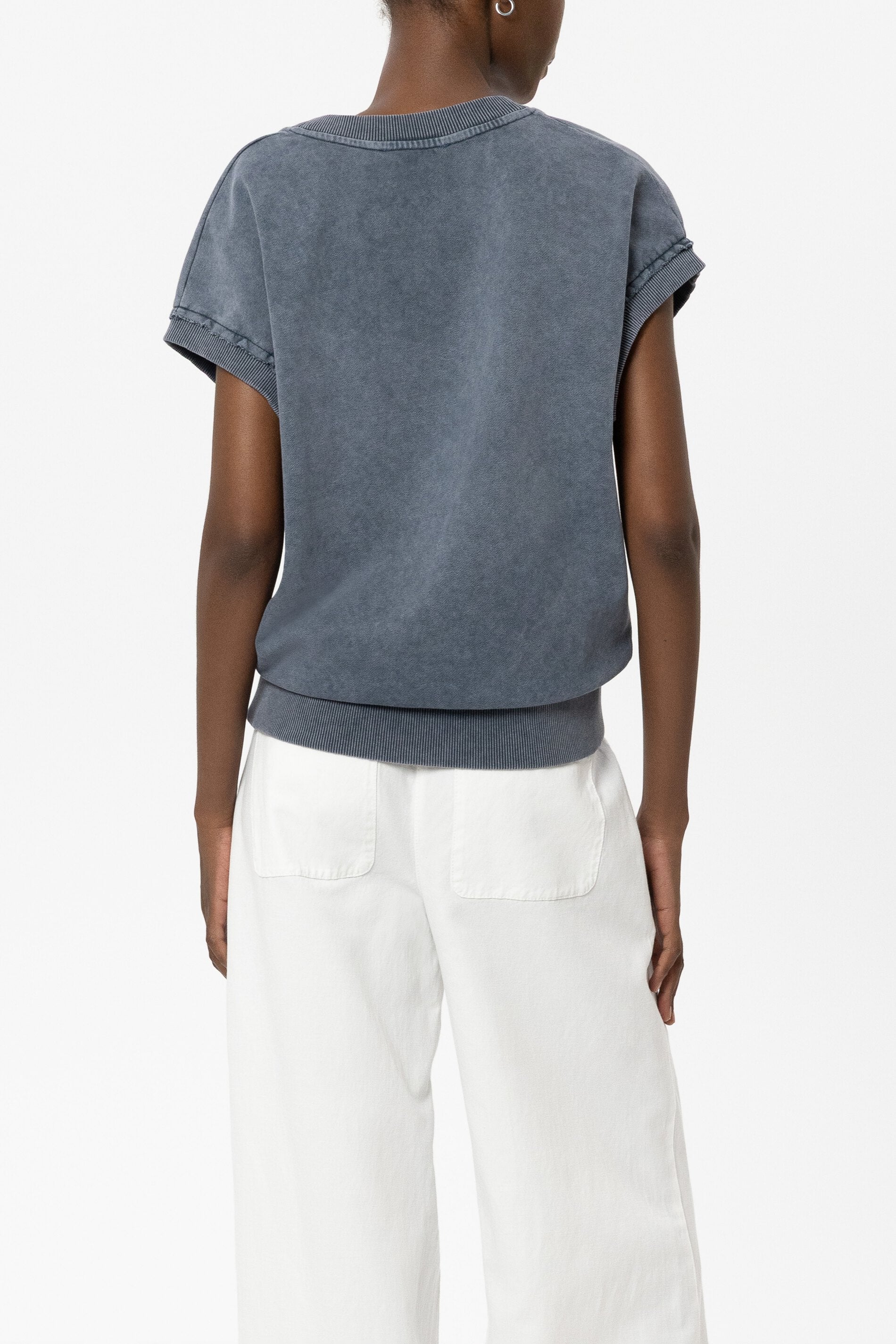 V-Neck-Sweatshirt - tinted blue - Standard | Model Rück