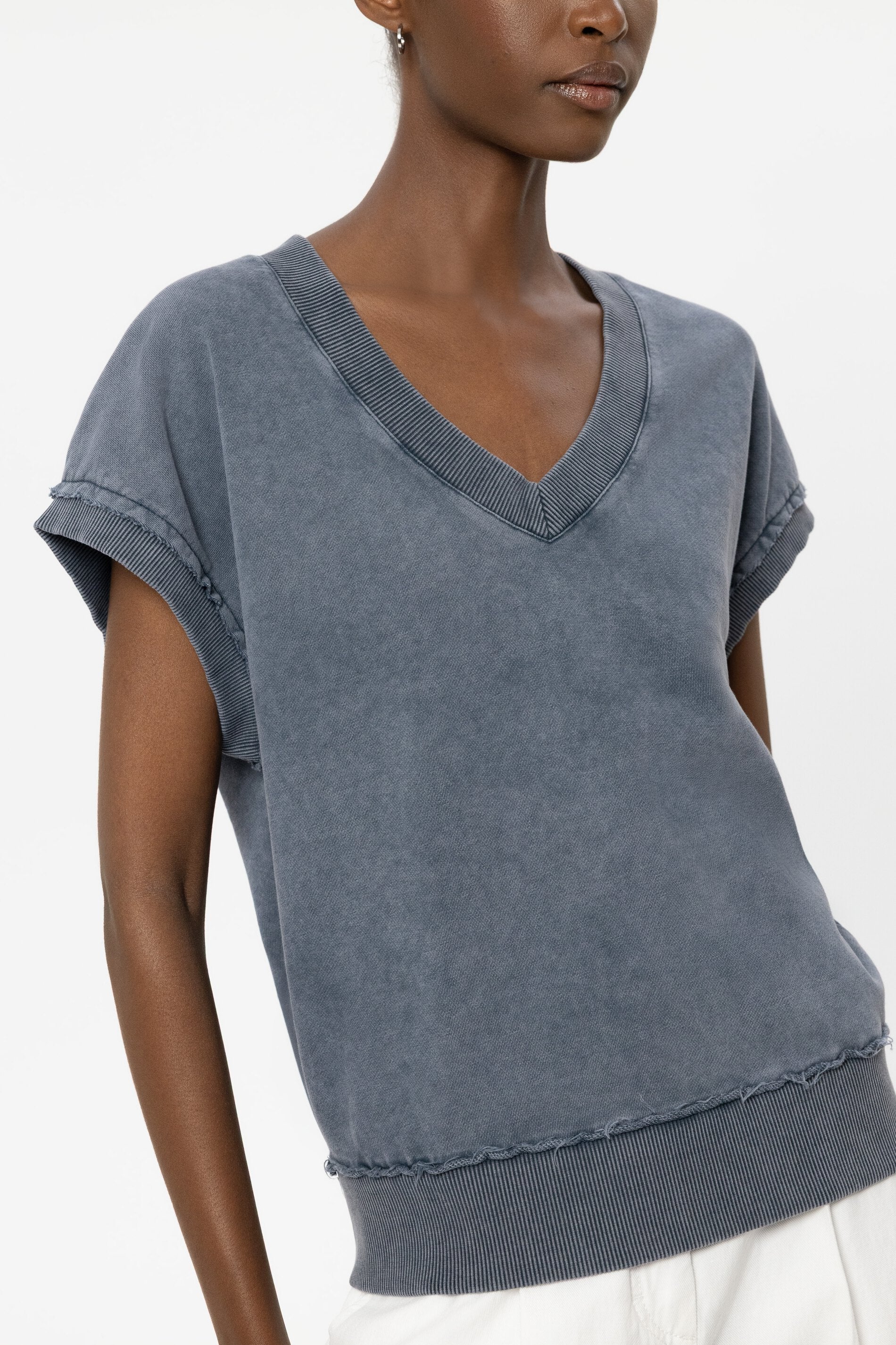 V-Neck-Sweatshirt - tinted blue - Standard | Model Detail
