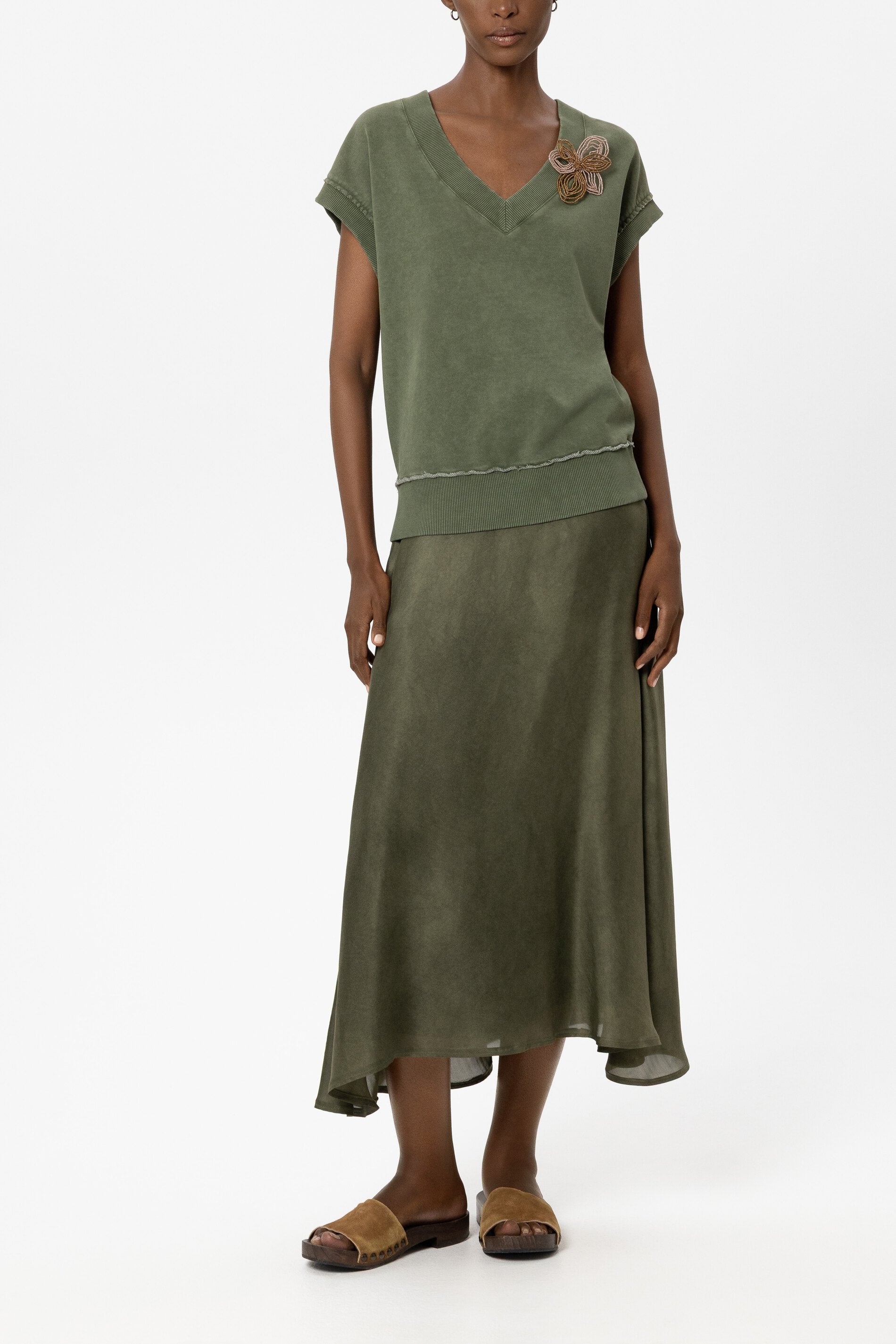 V-Neck-Sweatshirt - khaki - Standard | Model Front