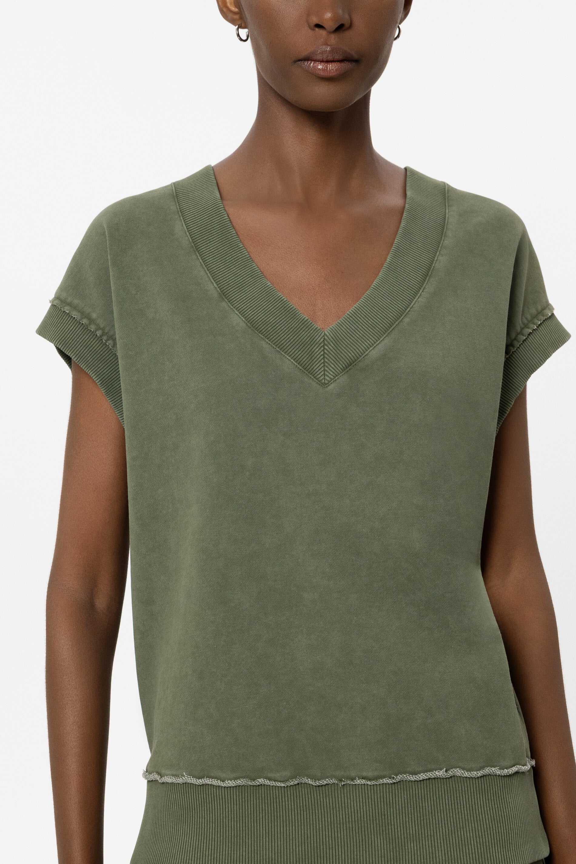 V-Neck-Sweatshirt - khaki - Standard | Model Detail