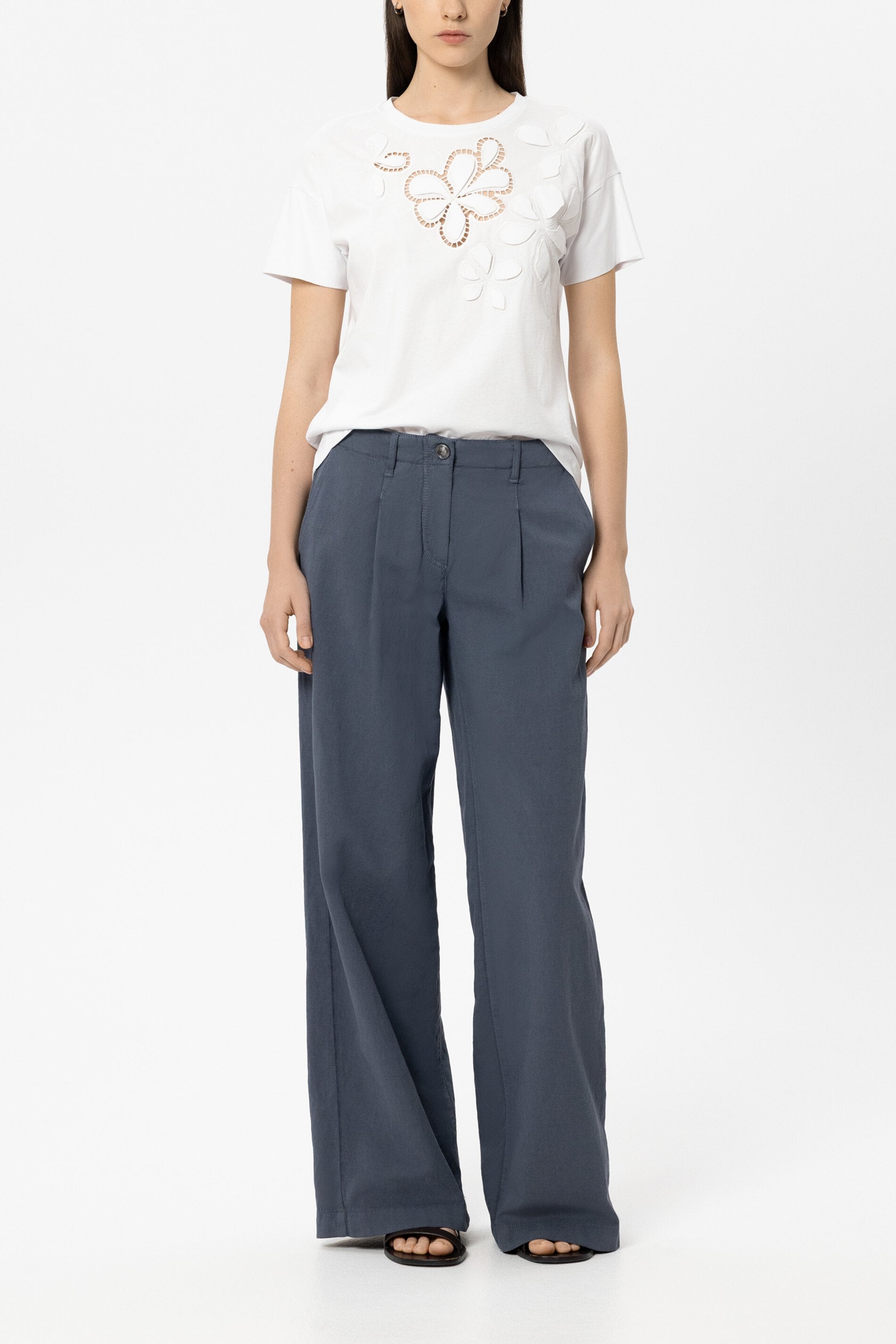 T-Shirt mit Blüten - white - Standard | Model Front